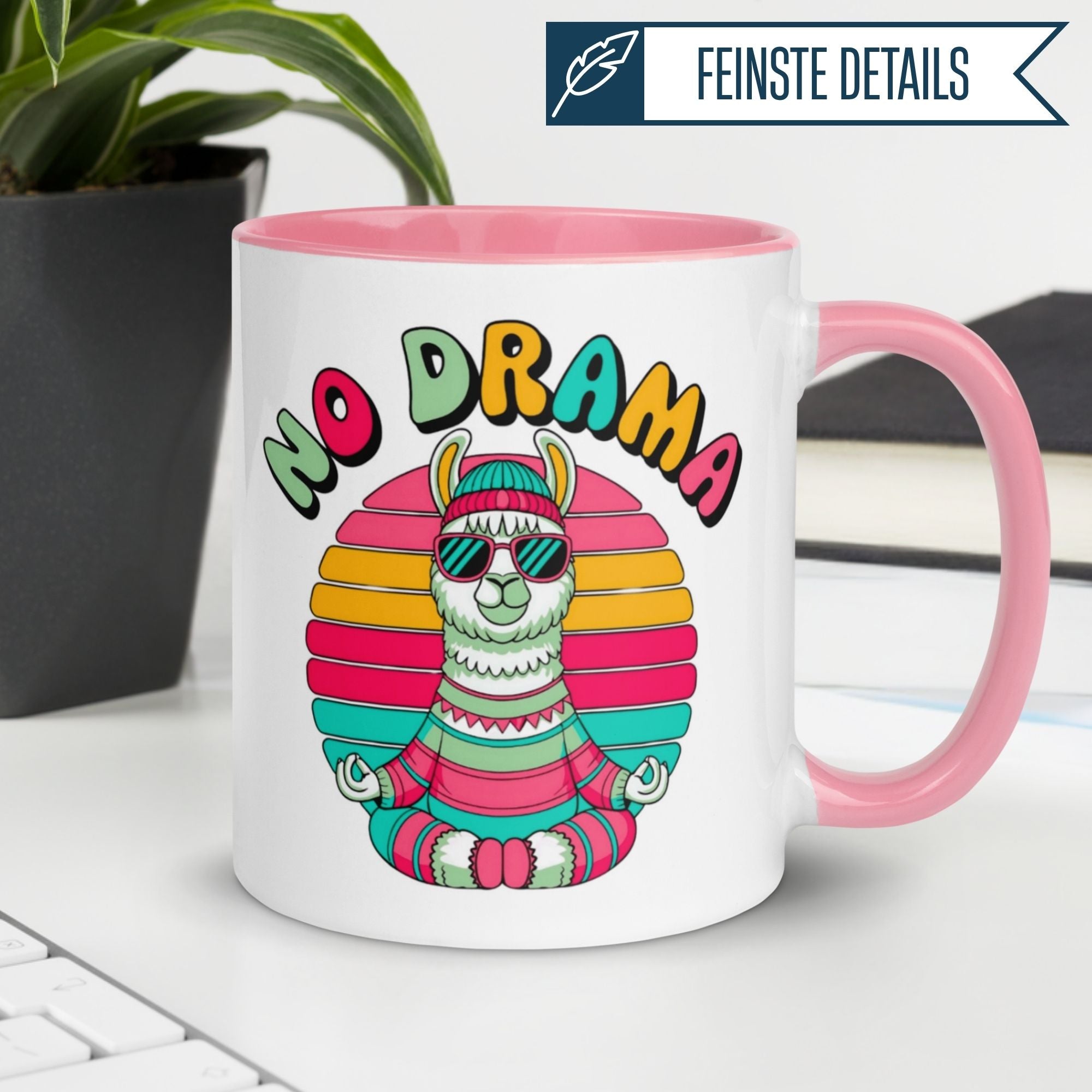 Momentals Tasse mit Lama im bunten Hoodie und Sonnenbrille, Schriftzug 'No Drama'.