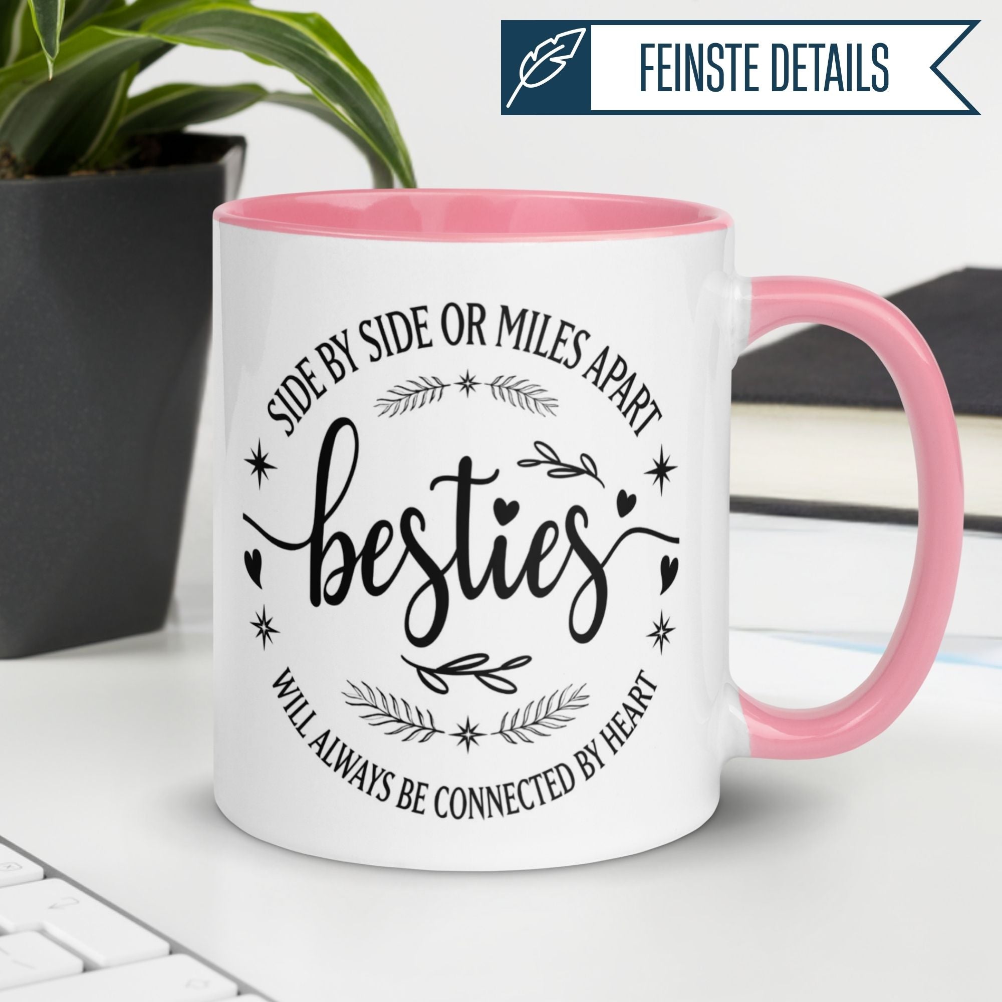 Momentals Tasse mit Spruch "Besties connected by heart" und Herz-Motiv, ideal für Freundinnen.