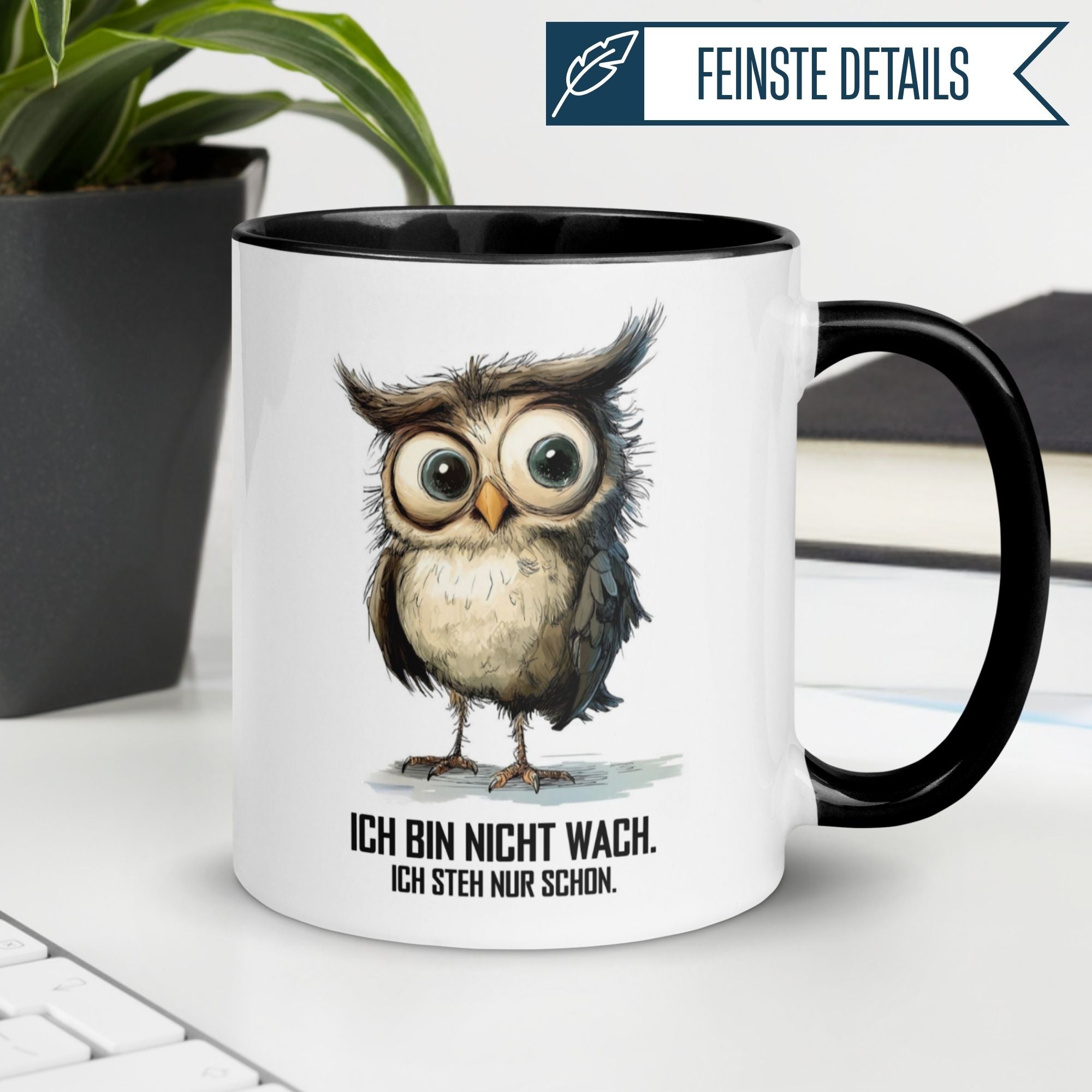 Momentals Tasse mit Eulenmotiv und Spruch "Ich bin nicht wach" auf einem Tisch.