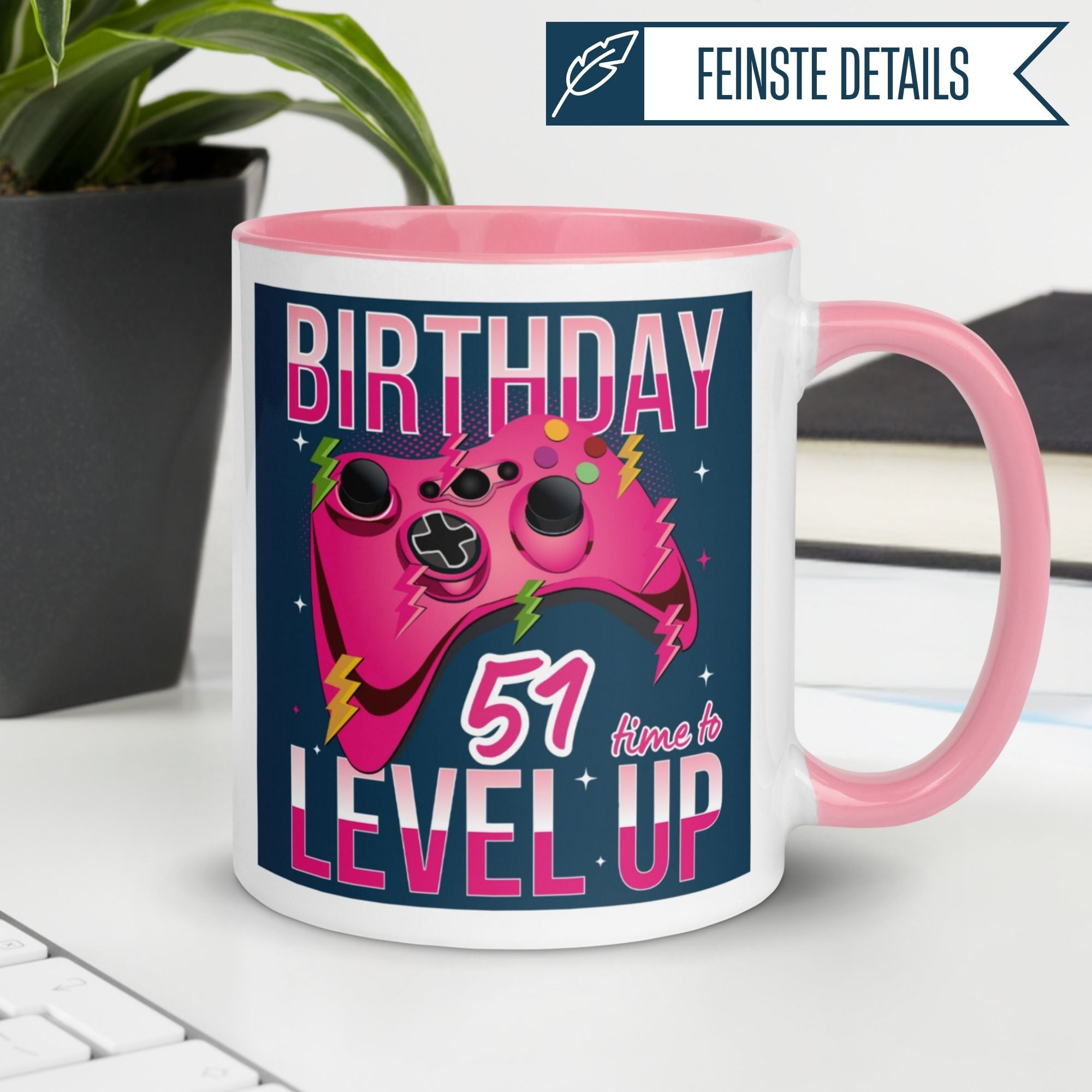 Momentals® Geburtstagstasse für Gamerin, 51 Jahre, mit pinkem Controller und Spruch 'Time to Level Up'.