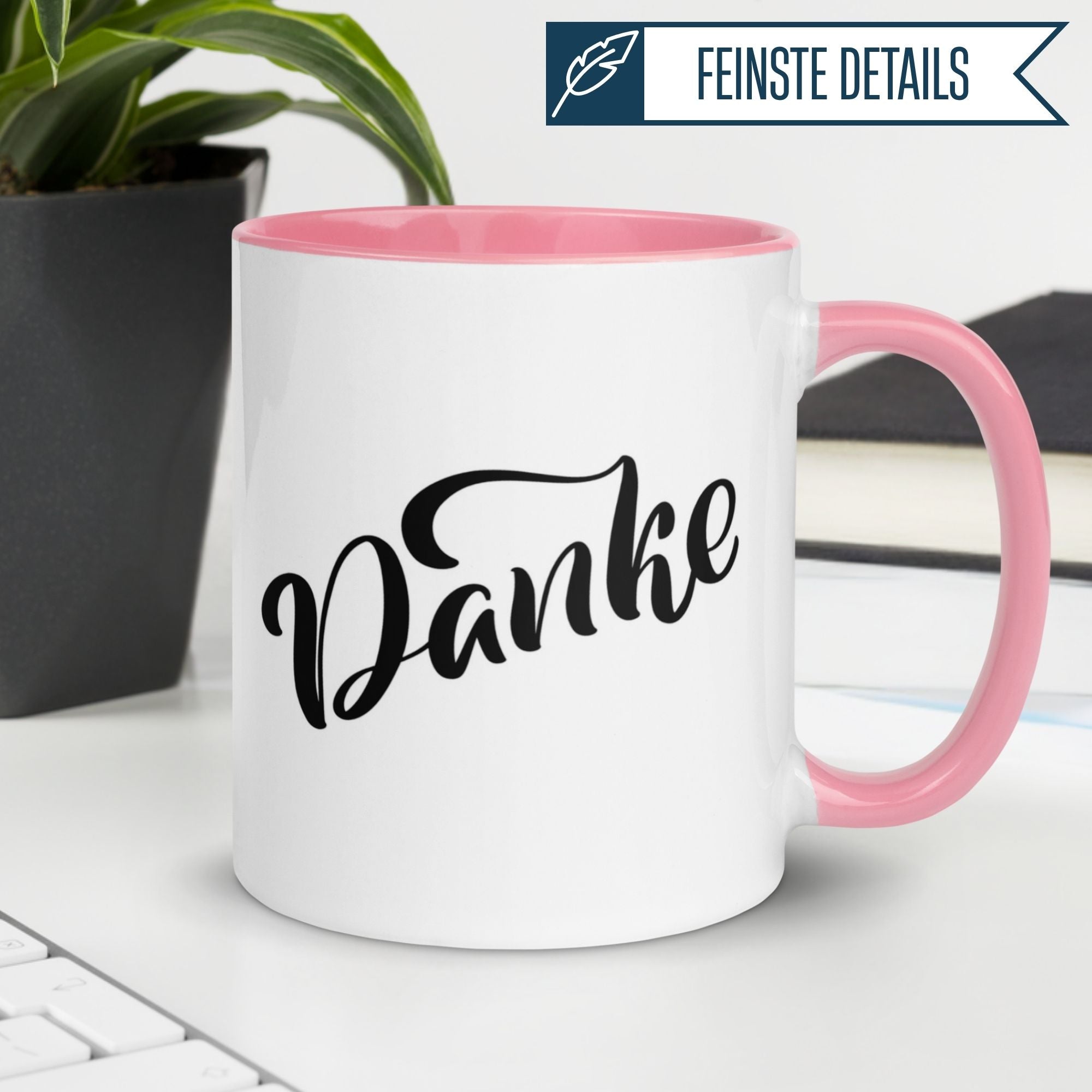 Momentals® Tasse mit schwarzem Lettering "Danke" und pinkem Henkel, stilvolles Geschenk für Wertschätzung.