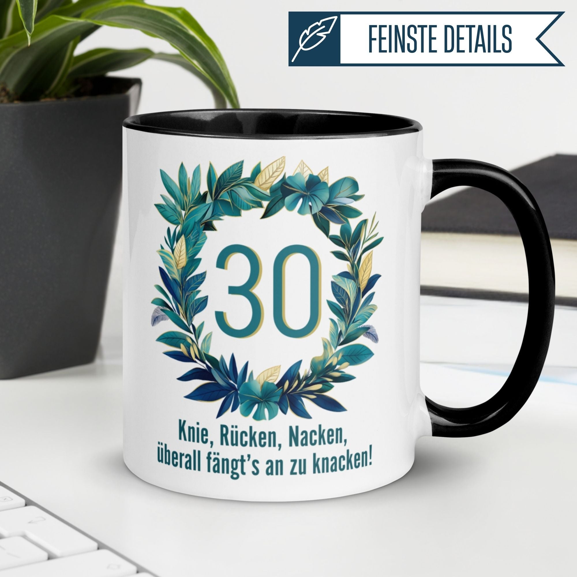 Momentals® Tasse zum 30. Geburtstag mit humorvollem Spruch und grünem Kranzdesign.