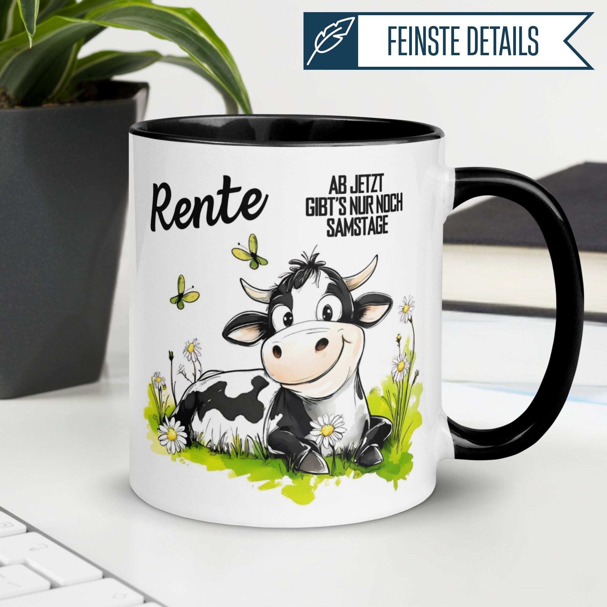 Momentals Tasse mit entspannter Kuh und Spruch "Rente - Ab jetzt gibt’s nur noch Samstage" im Blumenfeld.