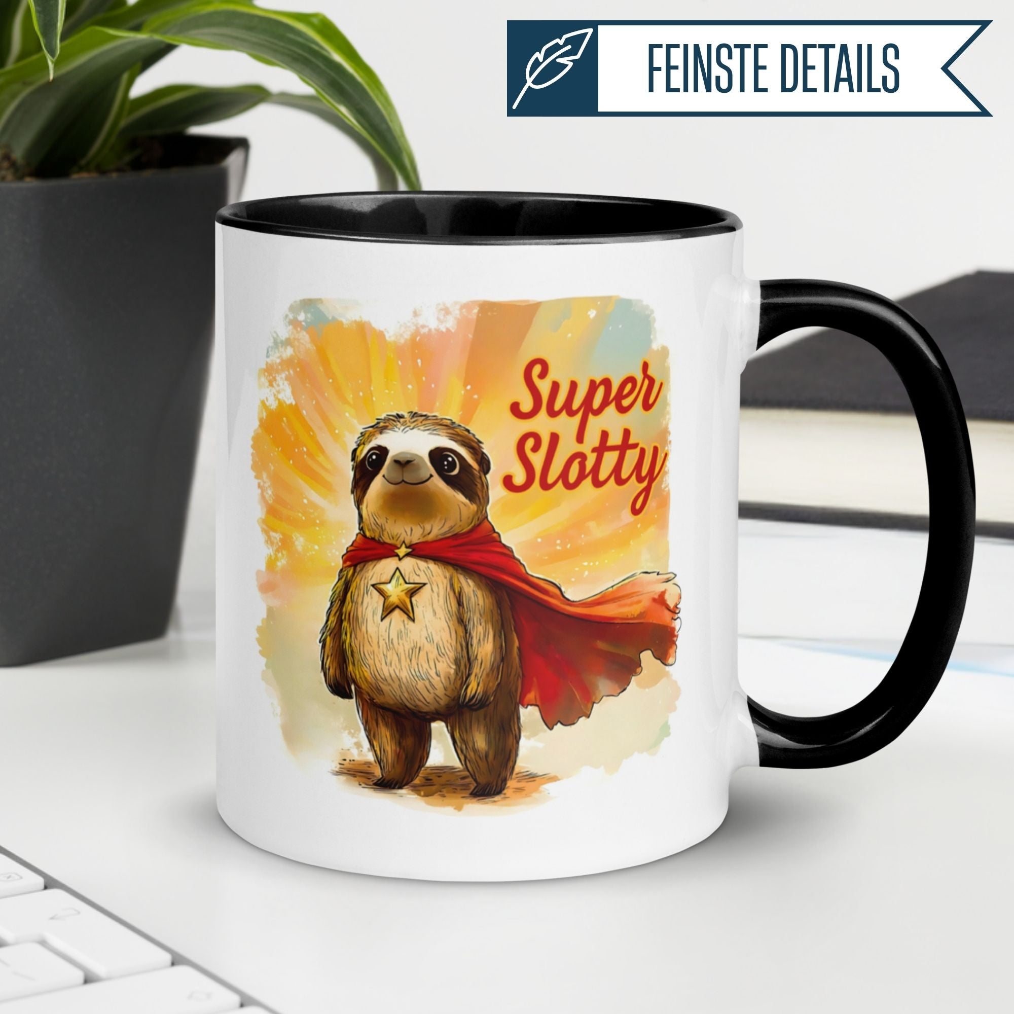 Momentals Tasse mit Superhelden-Faultier "Super Slotty" im roten Umhang und strahlendem Hintergrund.