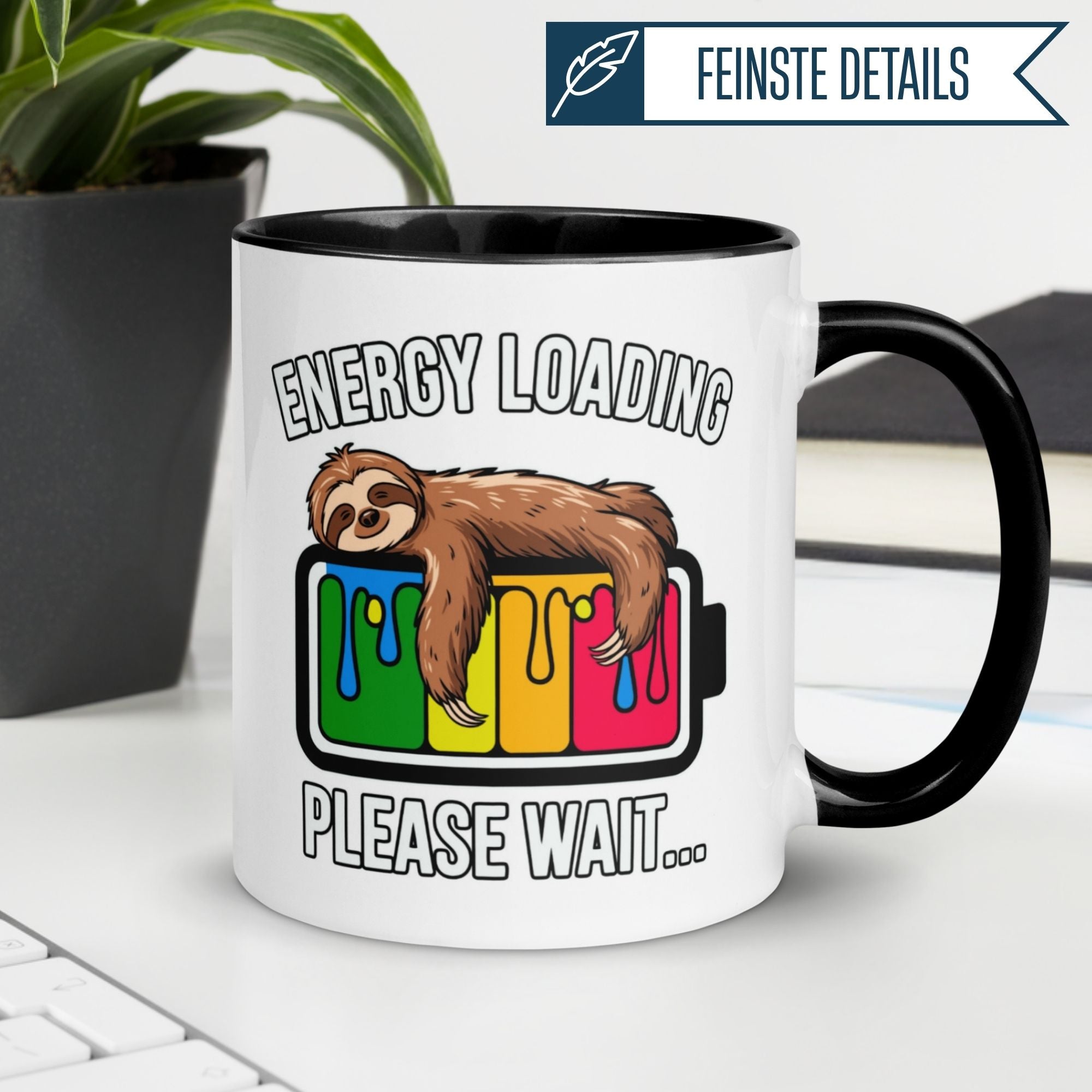 Momentals Tasse mit Faultier und Spruch 'Energy Loading – Please Wait...' für entspannte Kaffee-Momente.