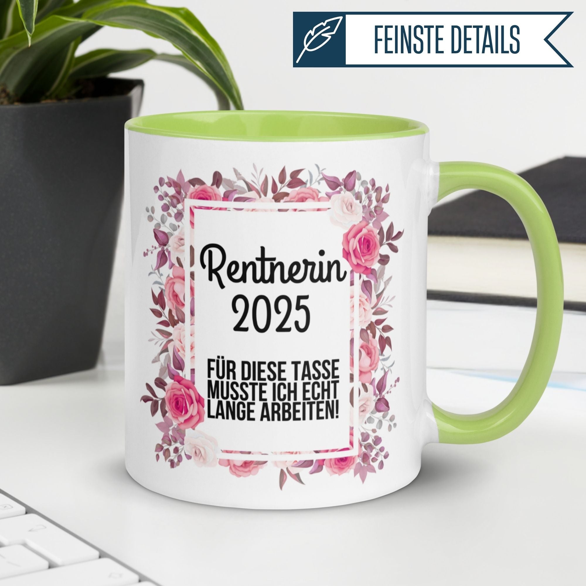 Momentals Tasse für Rentnerin 2025 mit buntem Blumenkranz und motivierendem Spruch.