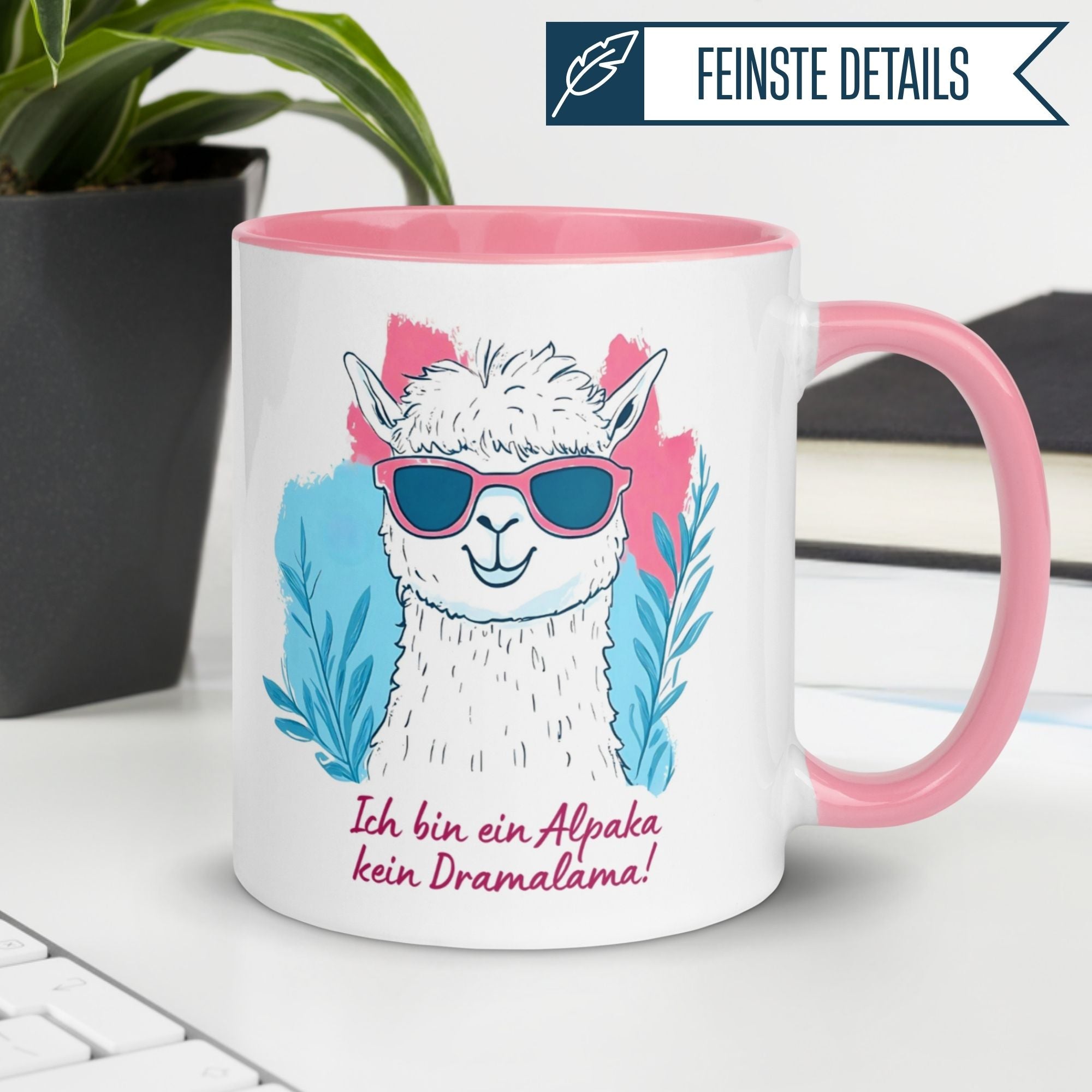 Momentals Tasse mit Alpaka in Sonnenbrille und Spruch "Ich bin ein Alpaka, kein Dramalama!" auf pastellfarbenem Hintergrund.