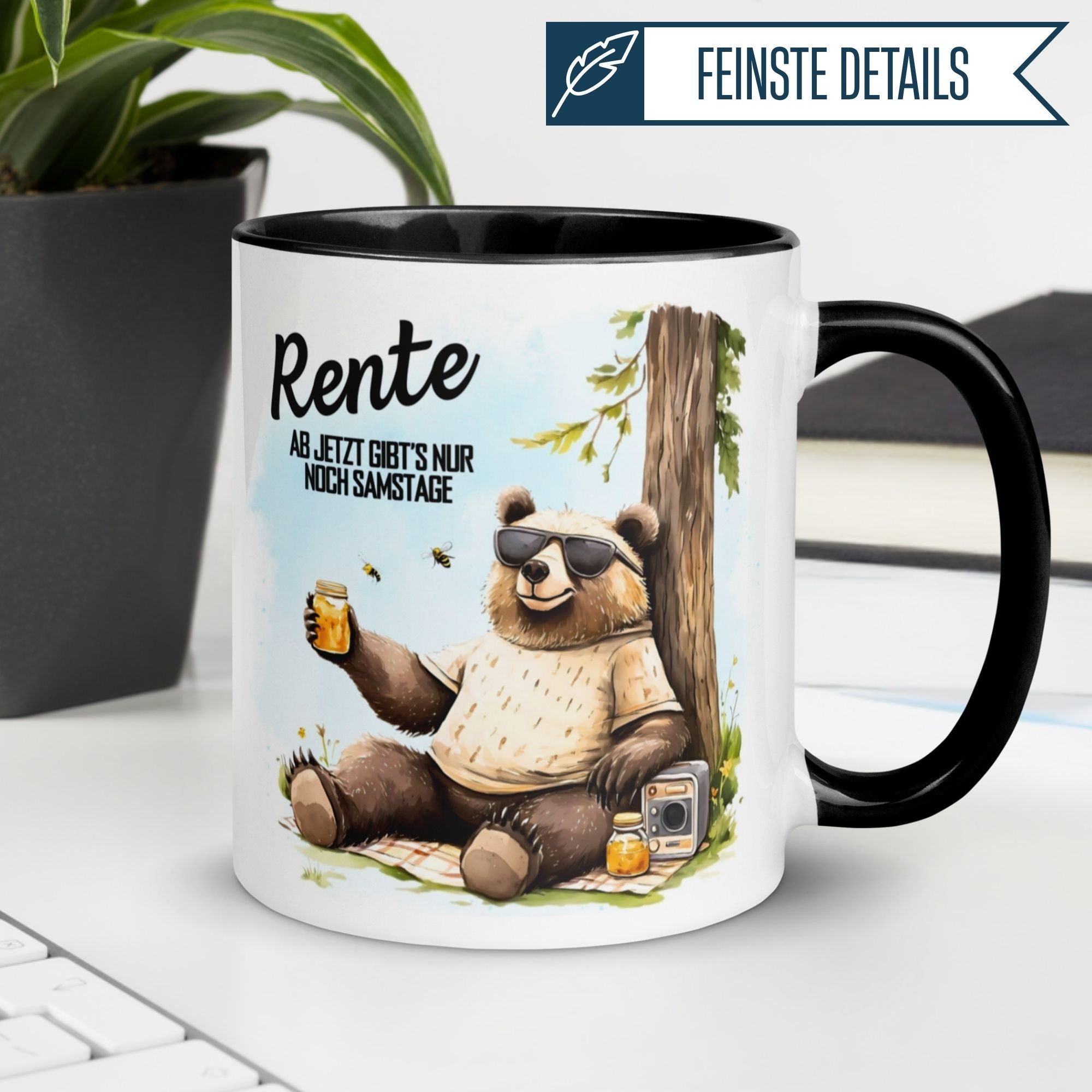 Momentals® Tasse mit Bär, witziger Spruch zur Rente – Entspannung und Genuss auf der Picknickdecke.