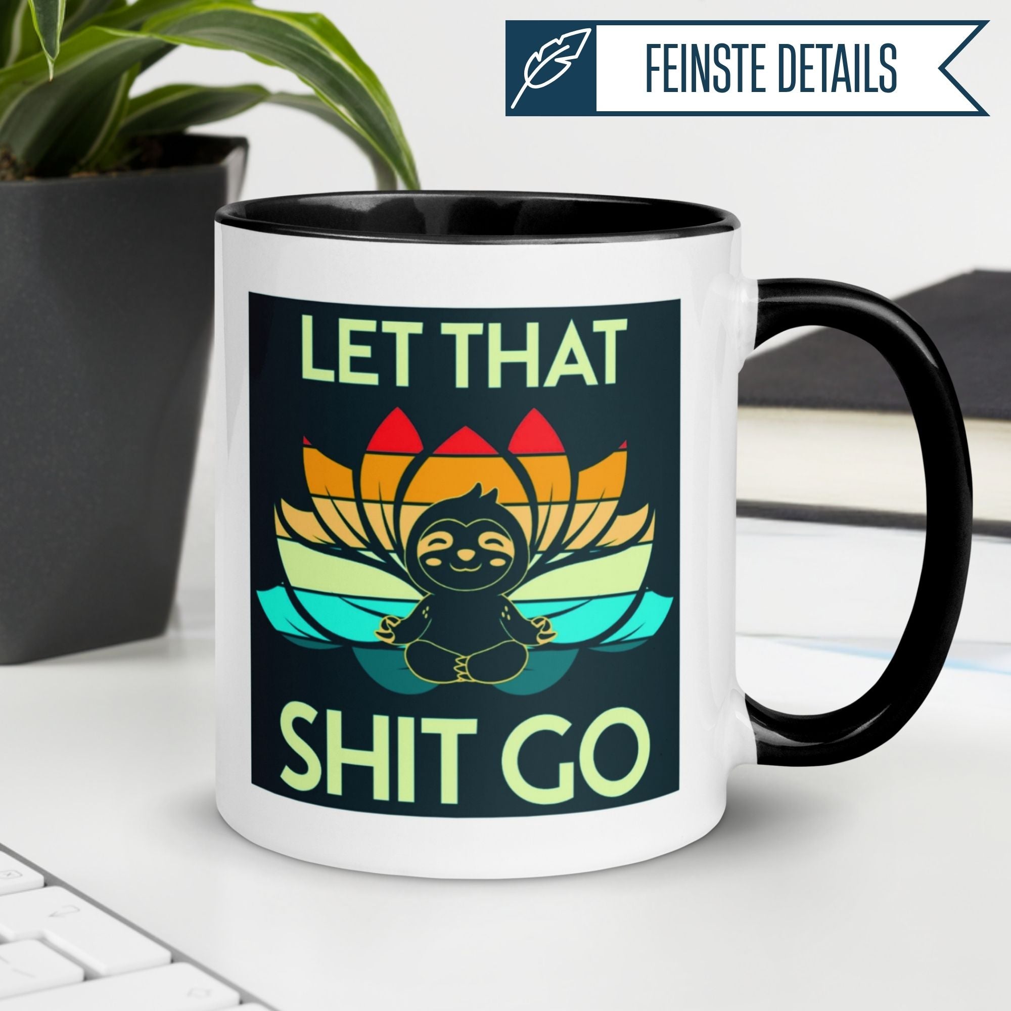 Momentals® Tasse mit Faultier und Spruch „Let That Shit Go“ vor buntem Lotusmotiv auf weißem Hintergrund.
