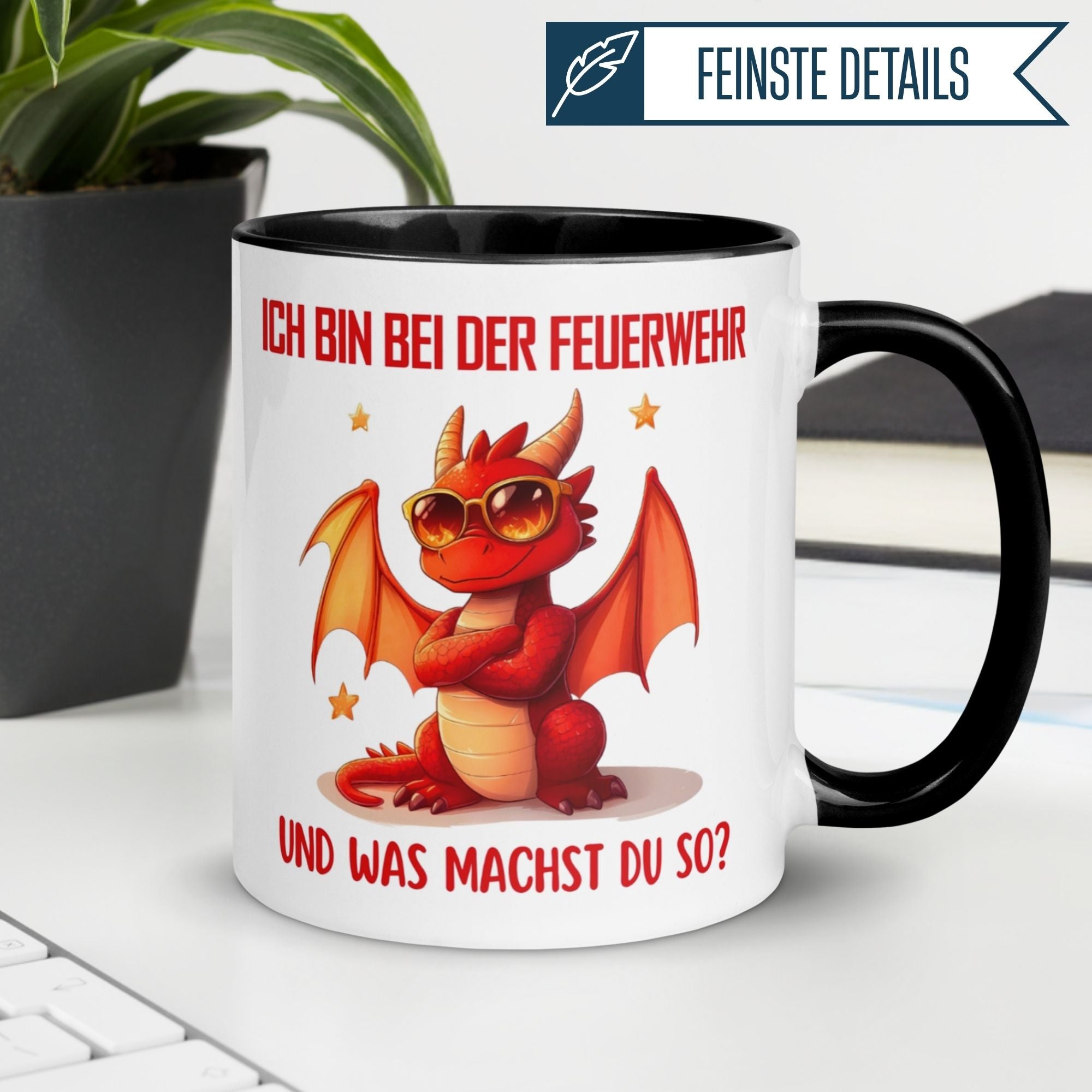 Momentals® Tasse mit Drache und Spruch "Ich bin bei der Feuerwehr" für humorvolle Kaffee-Enthusiasten.