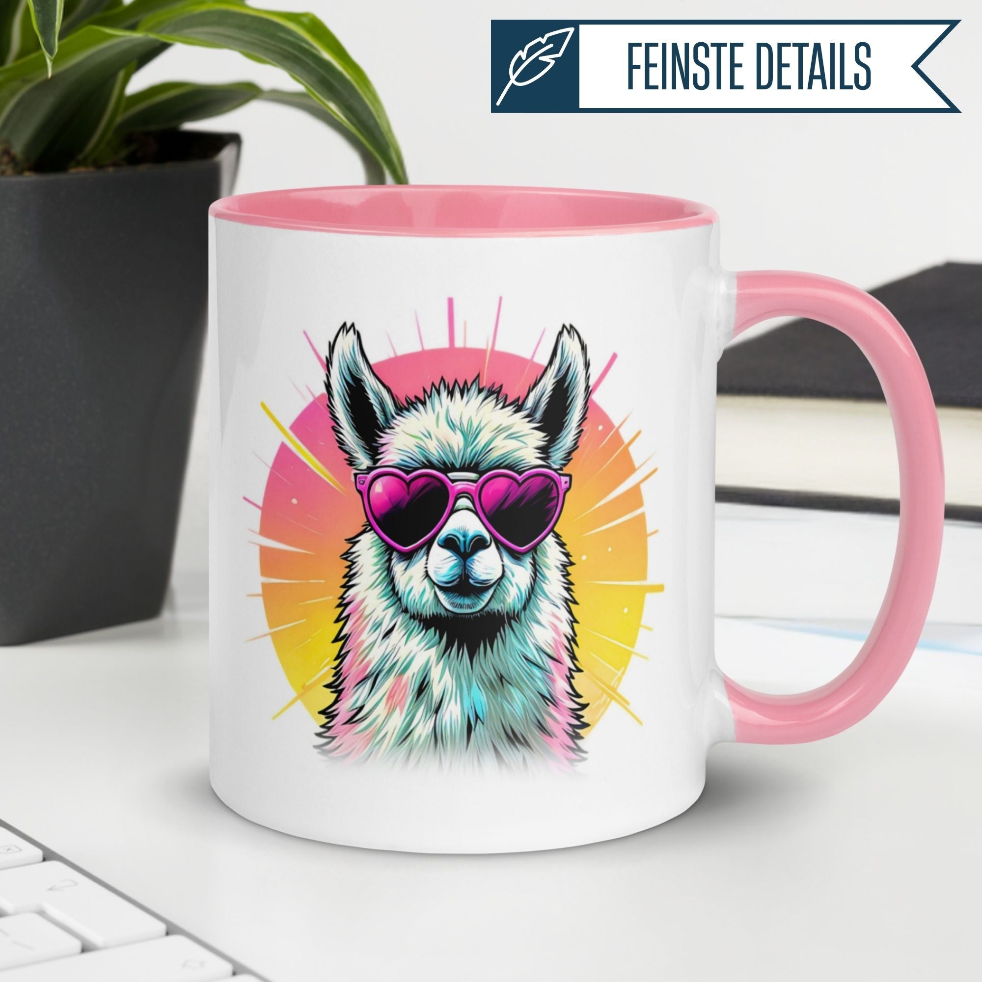 Momentals Lama Tasse mit pinker Sonnenbrille vor Sonnenuntergang, perfekt für Tierliebhaber.