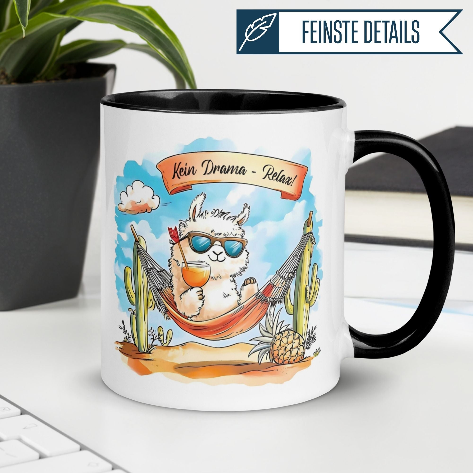 Momentals Tasse mit chillendem Lama in Hängematte und Spruch: "Kein Drama - Relax!" in bunten Farben.