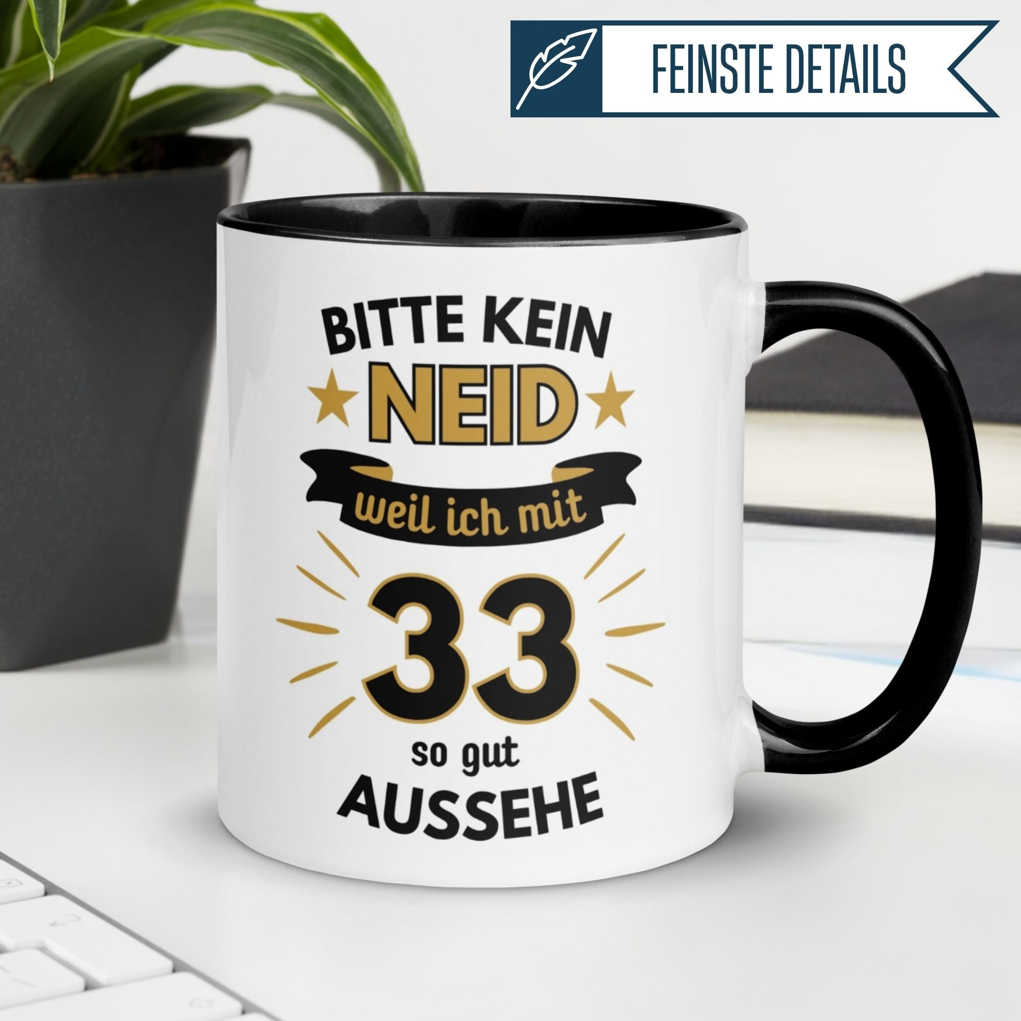 Momentals® Geburtstagstasse mit Spruch "Bitte kein Neid – weil ich mit 33 so gut aussehe" für humorvolle Geschenke.