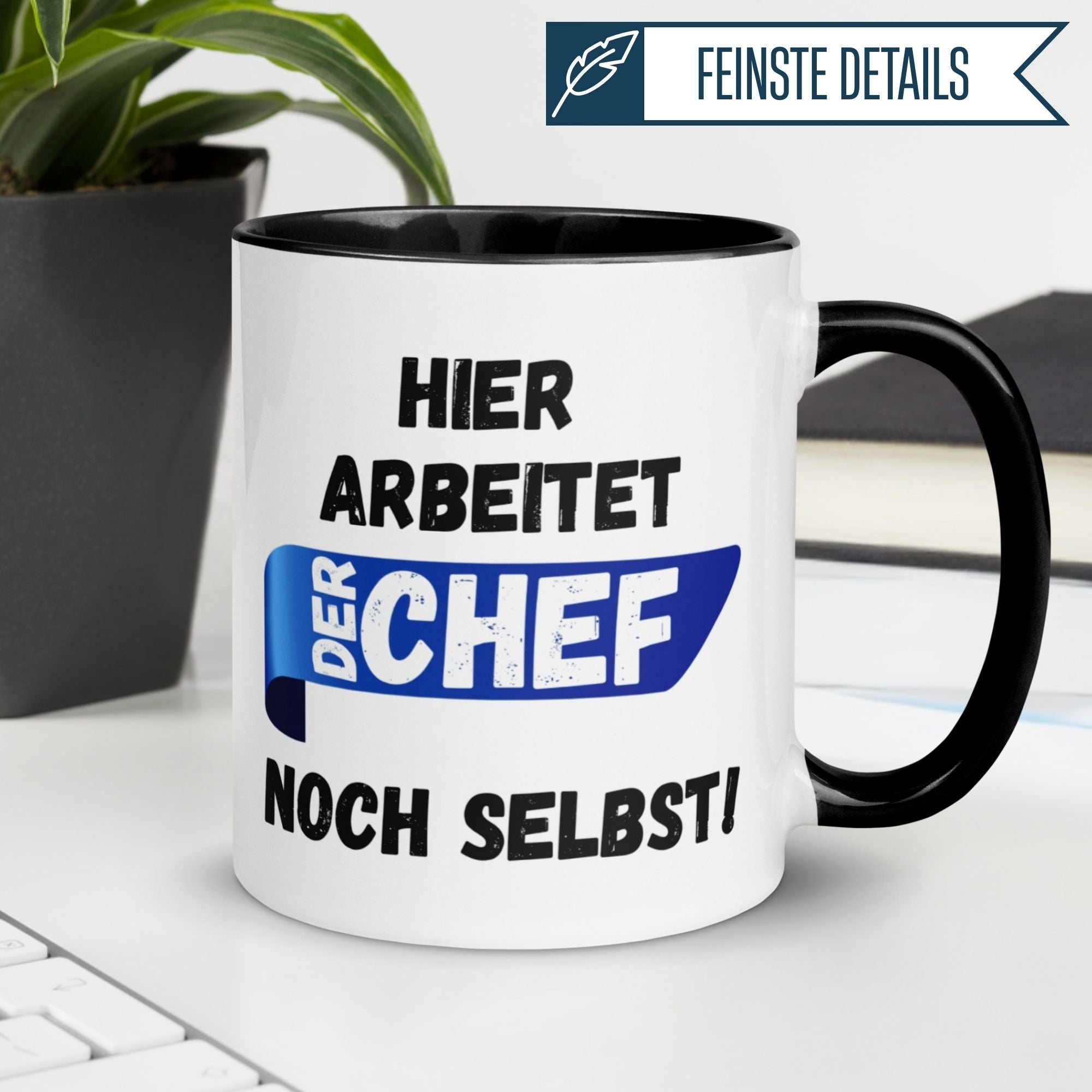 Momentals Tasse mit Spruch "Hier arbeitet der Chef noch selbst!" auf schwarzem Hintergrund, humorvolles Geschenk für Chefs.
