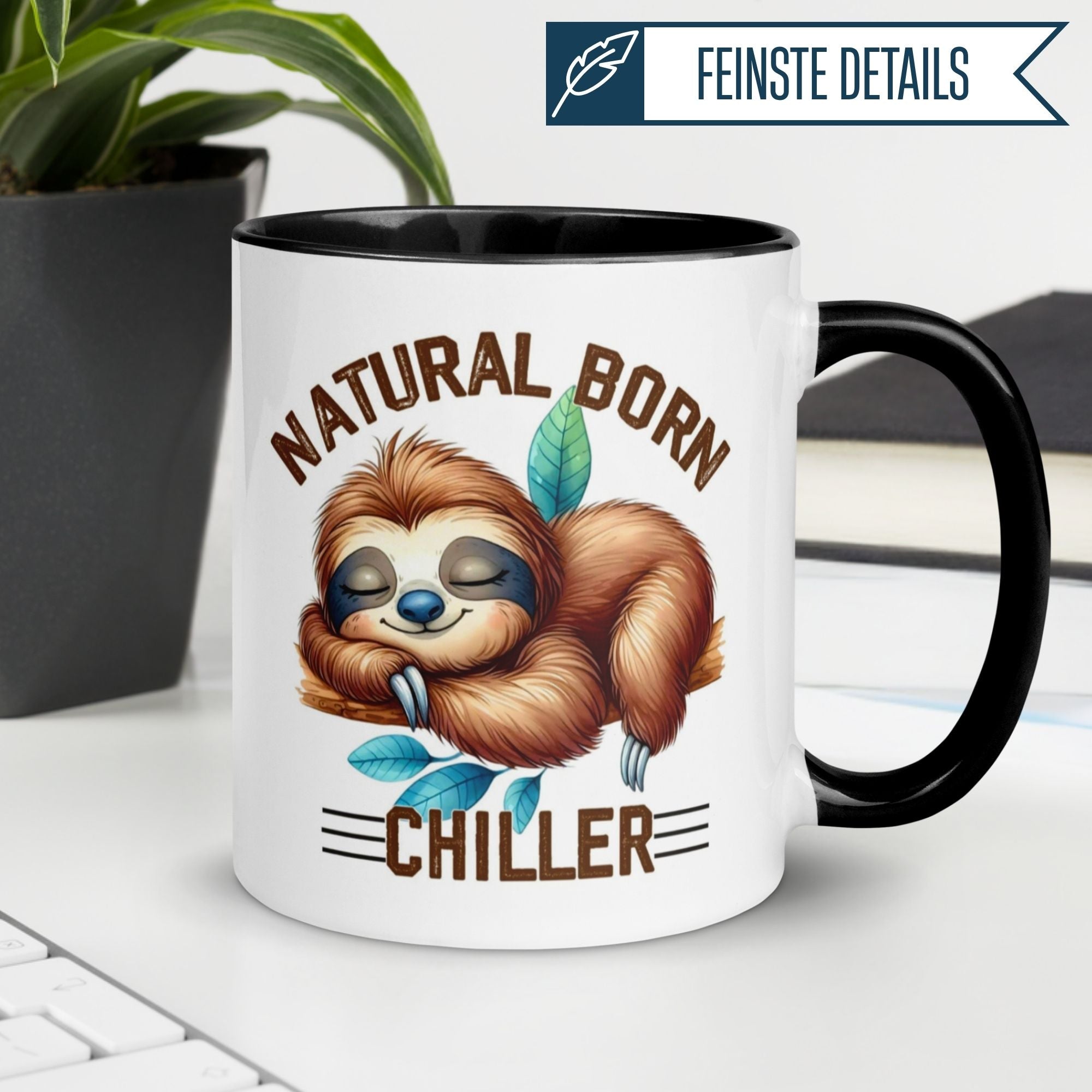 Momentals Tasse mit schlafendem Faultier und dem Spruch 'Natural Born Chiller' für entspannte Kaffeegenießer.