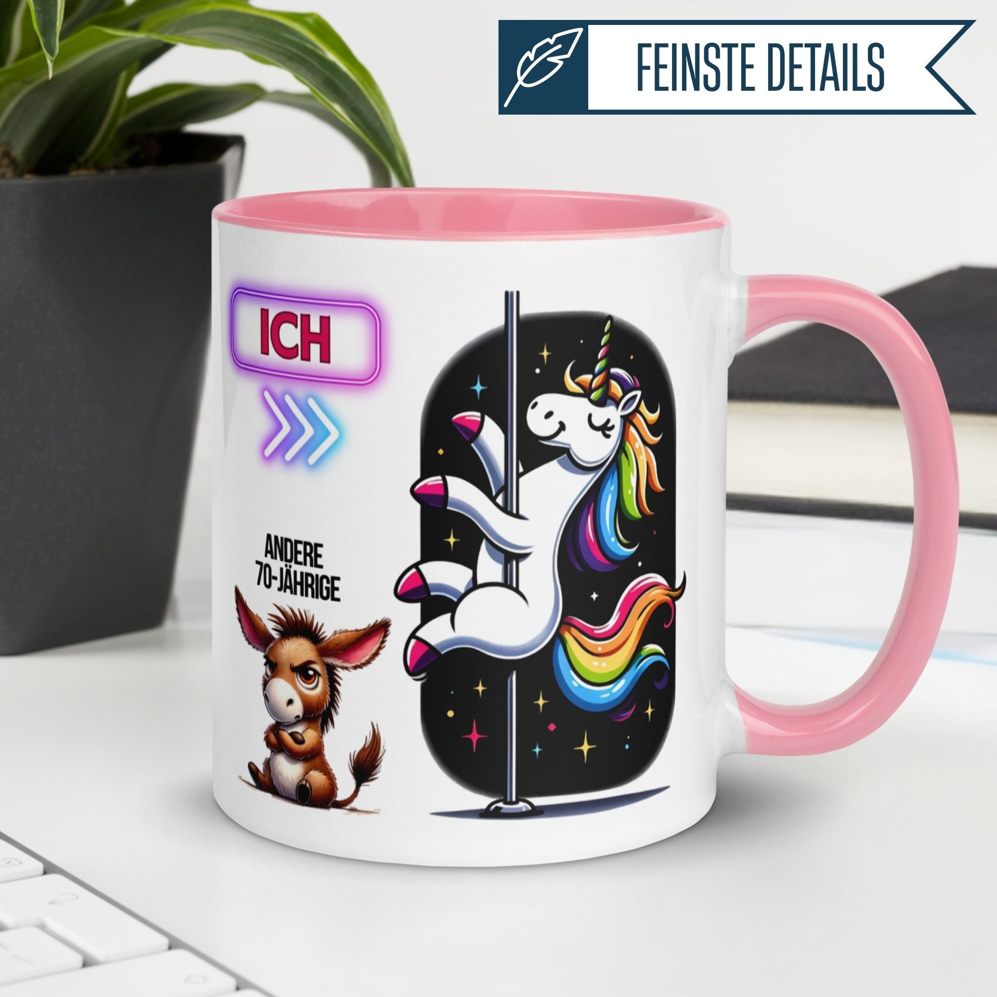 Momentals® 70. Geburtstag Tasse mit Einhorn-Motiv und Spruch "Andere 70-Jährige" auf pinkem Hintergrund.