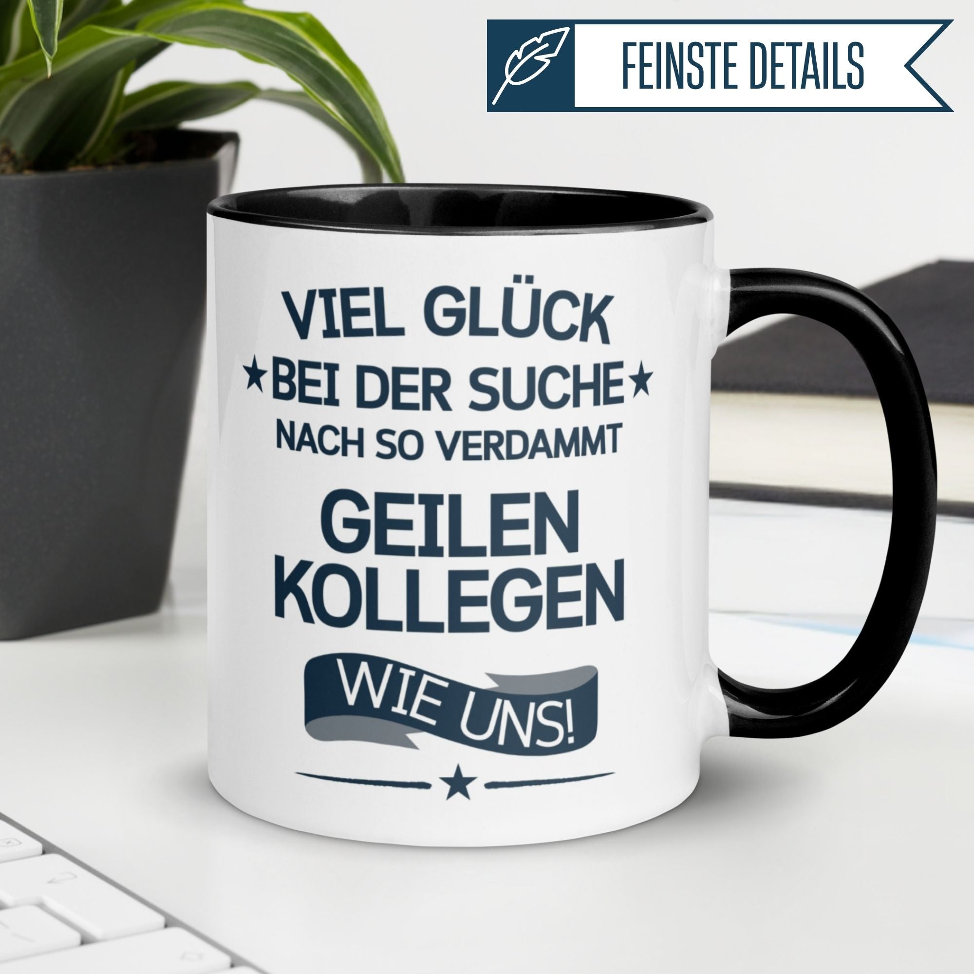 Tasse mit Spruch "Viel Glück bei der Suche nach so geilen Kollegen wie uns!" auf Schreibtisch.