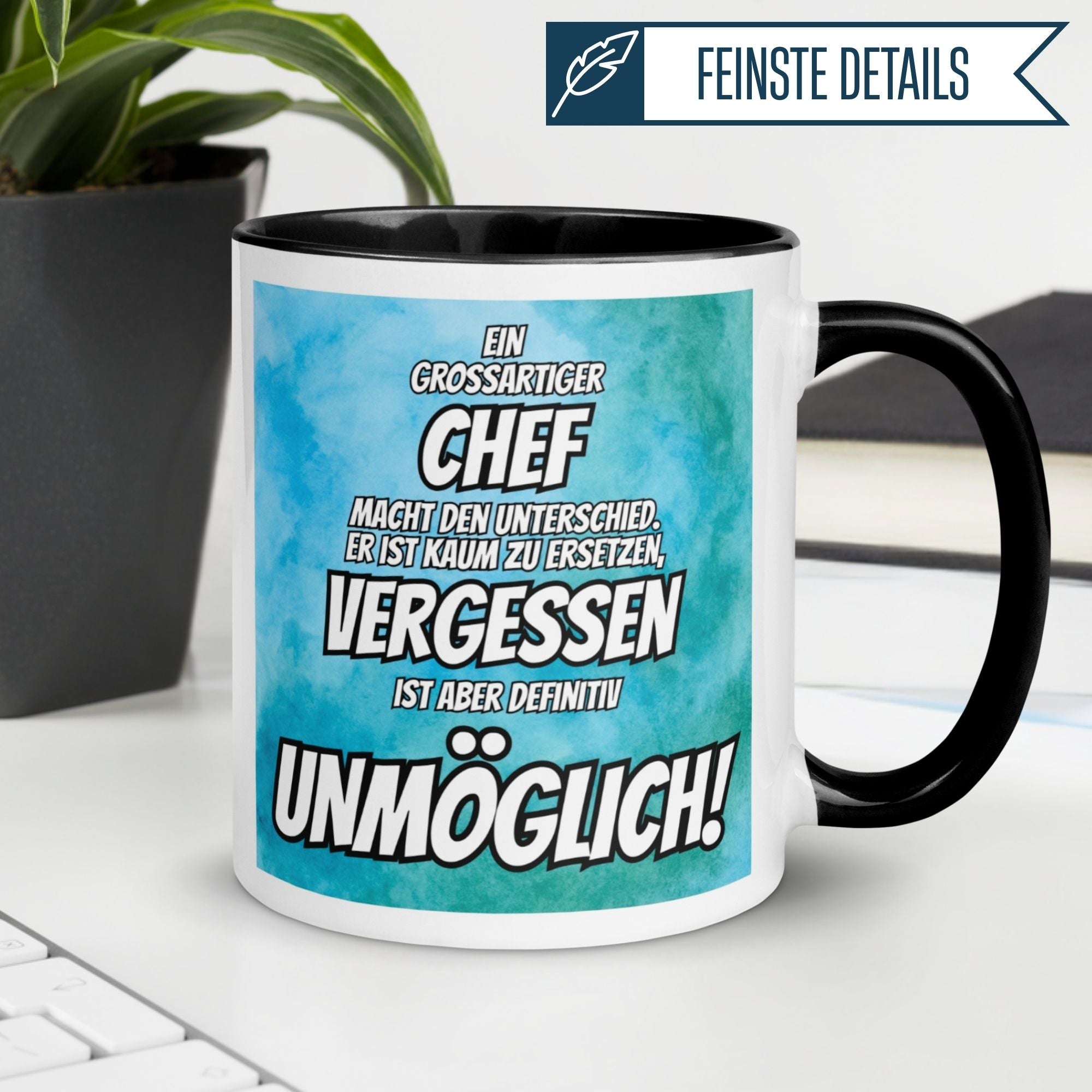 Momentals® Tasse mit humorvollem Spruch über großartige Chefs auf türkis-blauem Hintergrund.