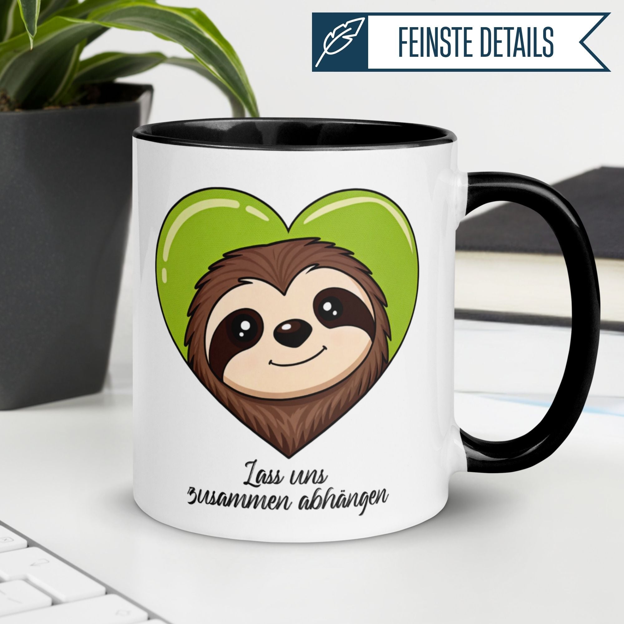 Momentals Tasse mit Faultier Motiv und grünem Herz, perfekt für entspannte Tierfreunde.