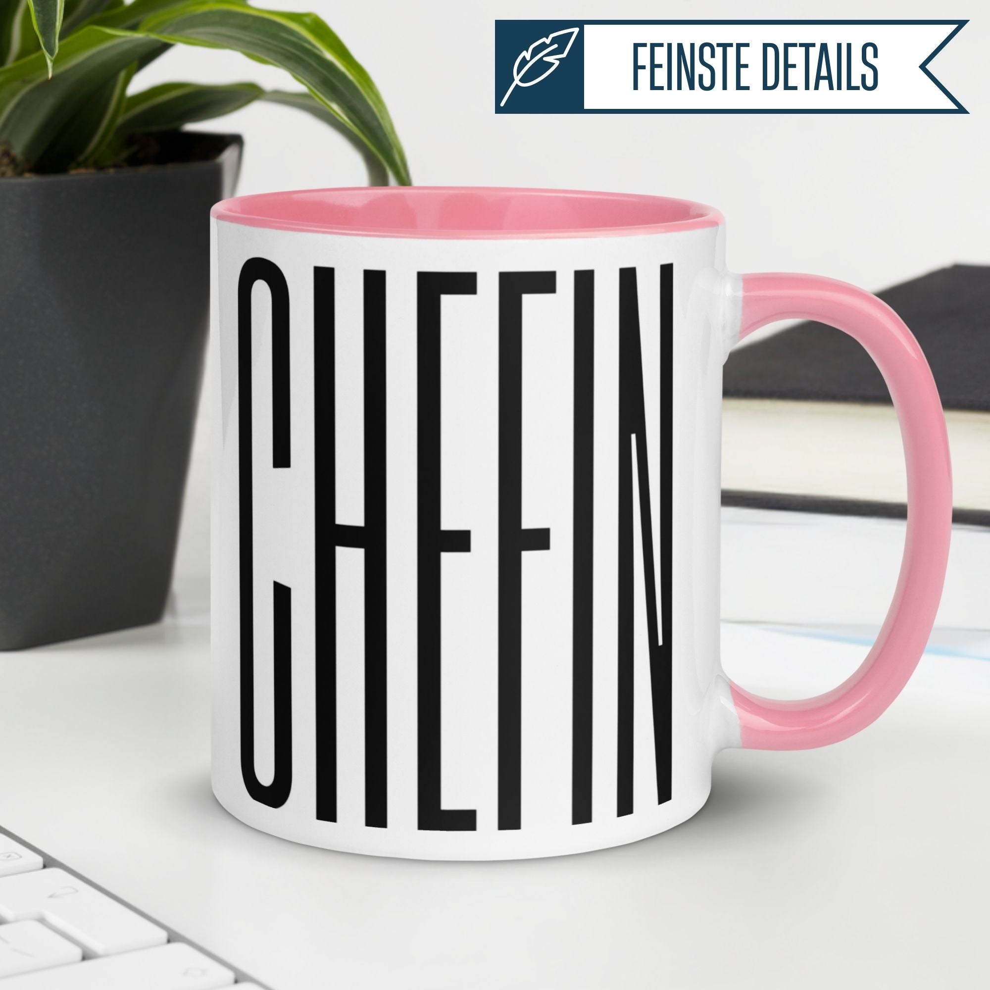 Momentals Tasse CHEFIN mit modernem Design und rosa Griff, perfekt als Abschiedsgeschenk für die Chefin.
