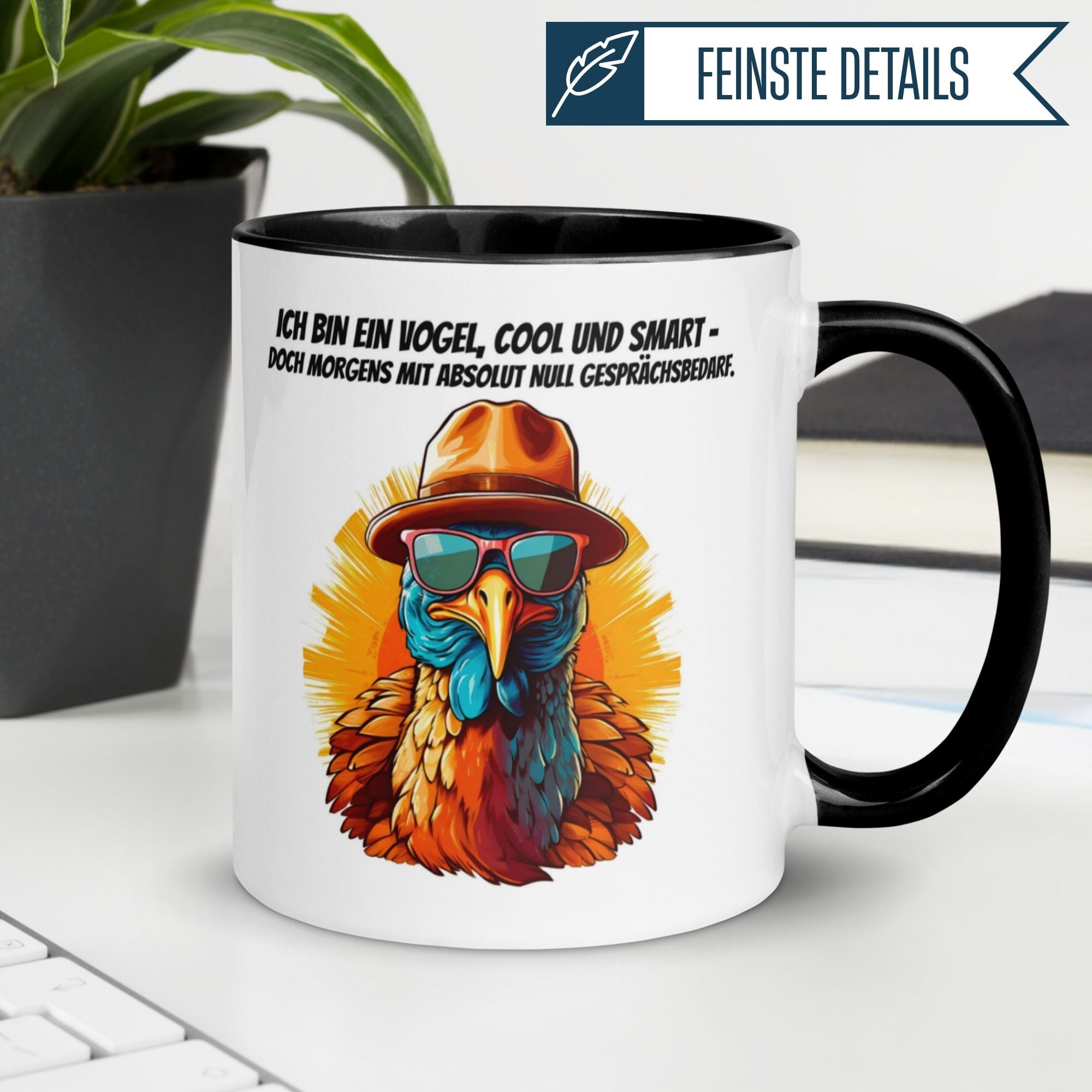 Momentals Tasse für Morgenmuffel mit buntem Vogelmotiv, Sonnenbrille und Hut, humorvolle Botschaft.