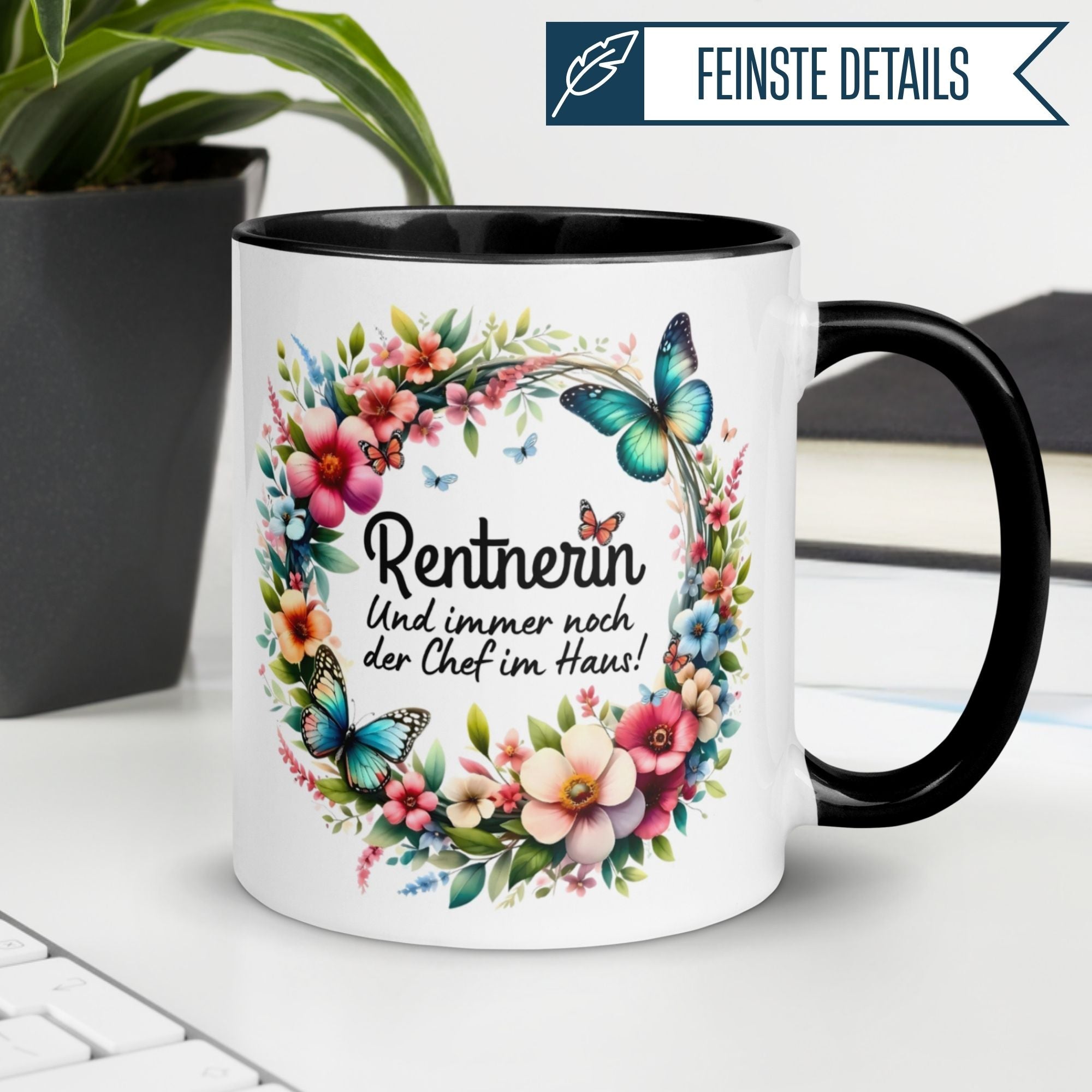 Momentals Tasse für Rentnerinnen mit buntem Blumenkranz und Schmetterlingen, ideal zum Renteneintritt.