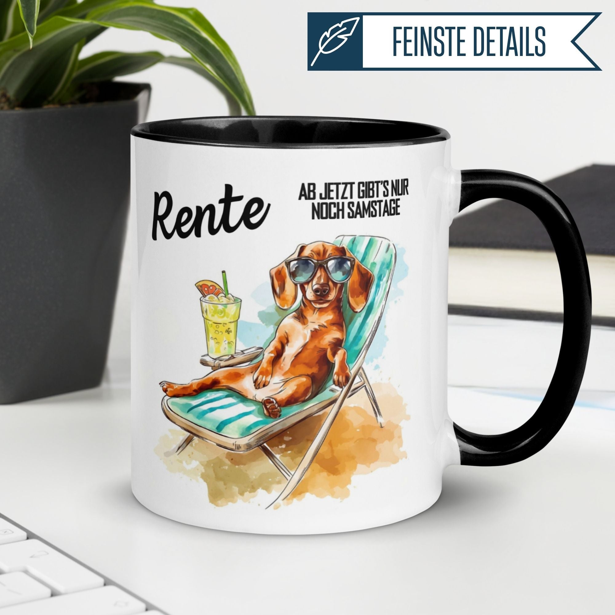 Dackel auf Sonnenliege mit Cocktail und Spruch zur Rente auf der Tasse - perfektes Geschenk zum Renteneintritt.
