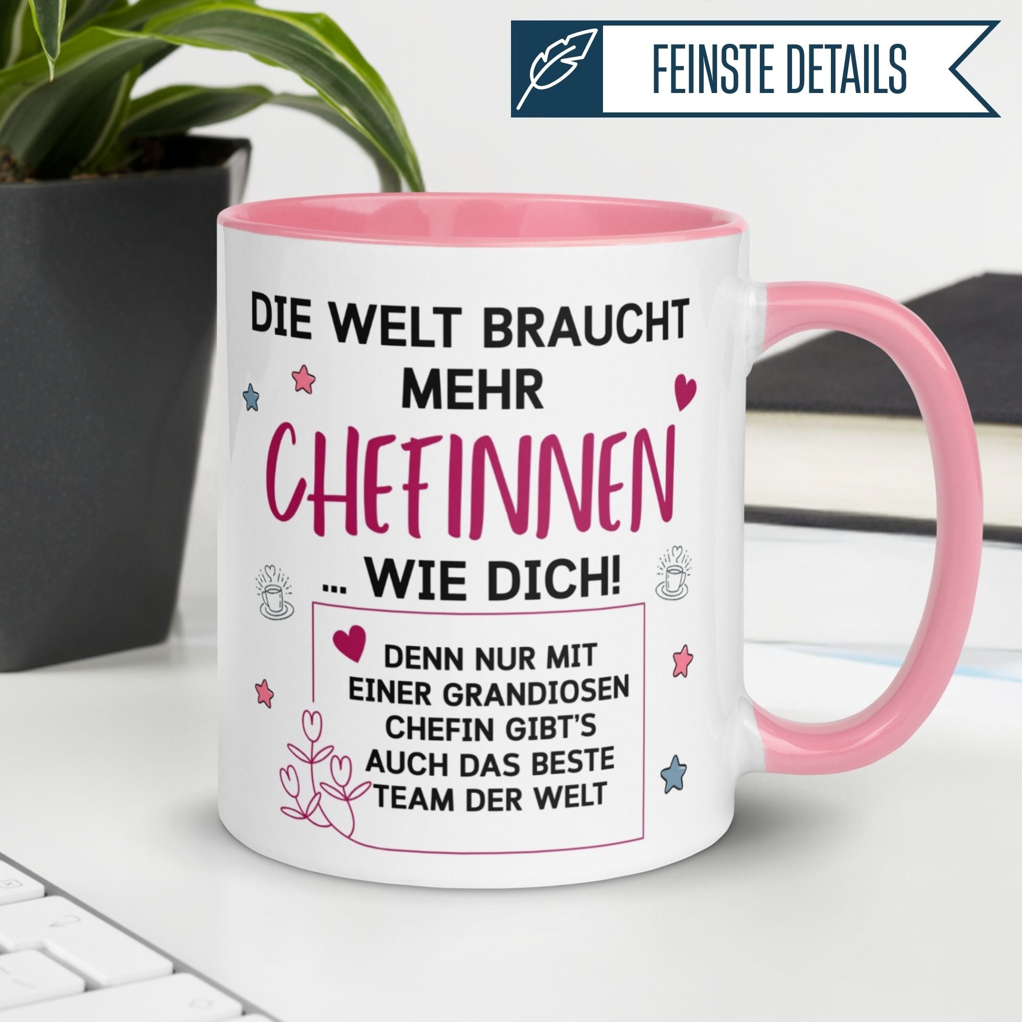 Momentals Tasse Chefin für Abschied mit Spruch: 'Die Welt braucht mehr Chefinnen wie Dich!' charmant und humorvoll.