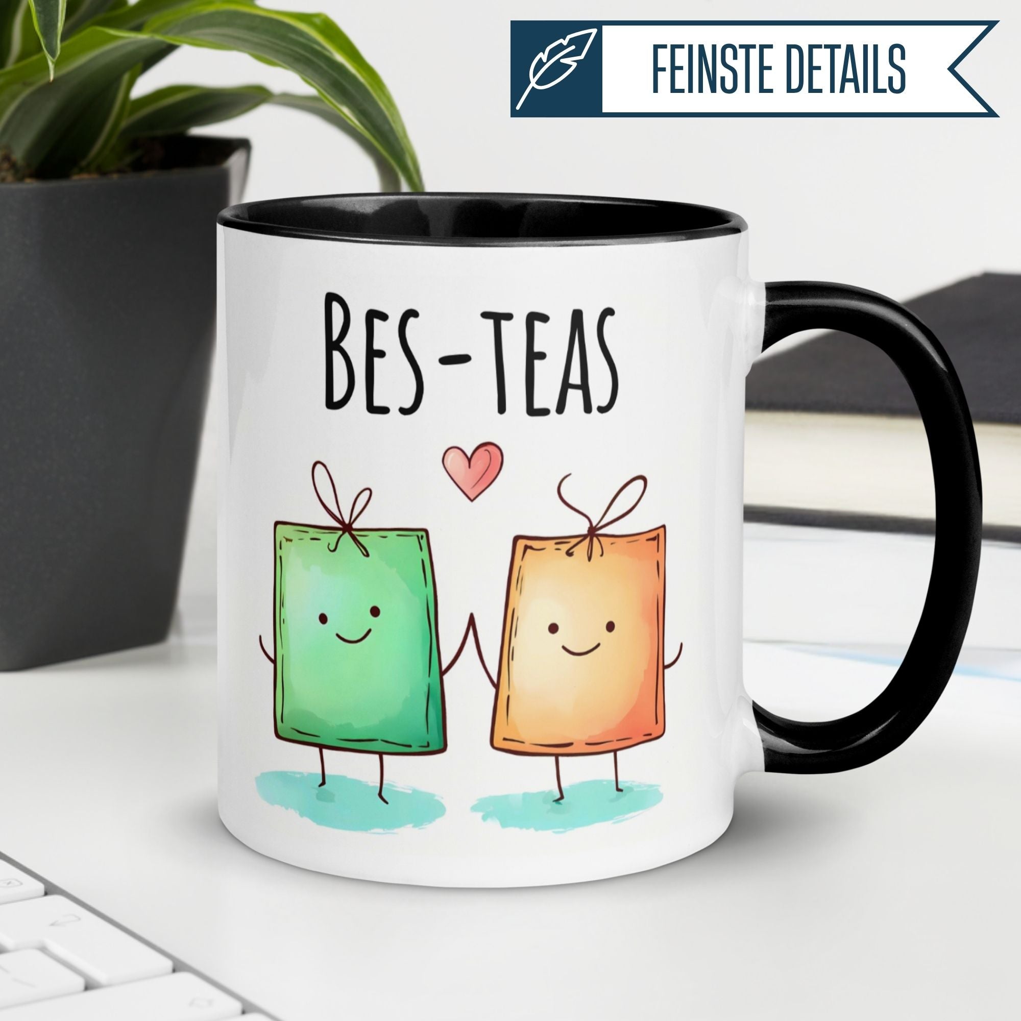 Momentals® Tasse mit zwei Teebeuteln, die Händchen halten, für Freundschaft und Humor.