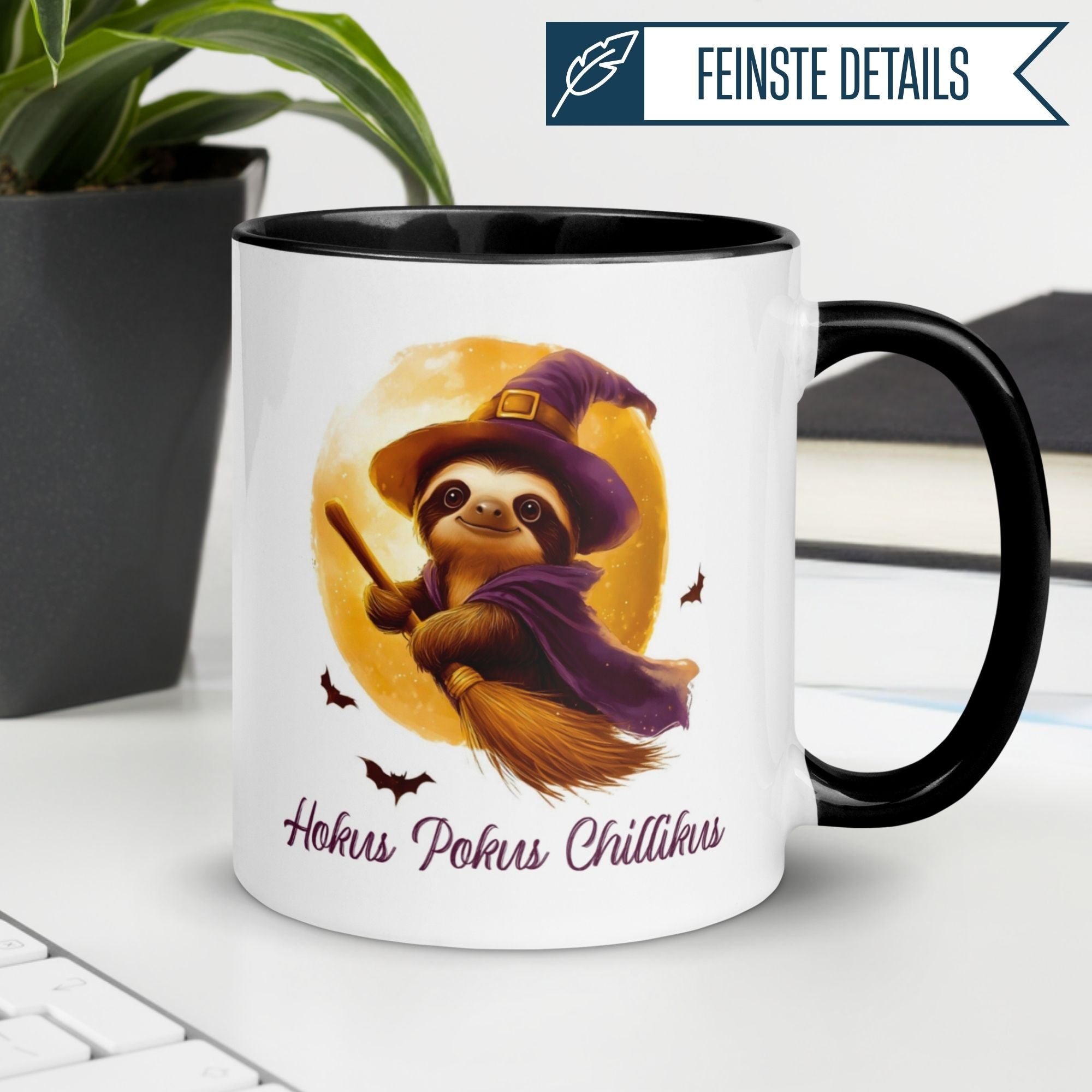 Momentals® tasse mit faultier im hexenhut und spruch "Hokus Pokus Chillikus" auf weißem Hintergrund.