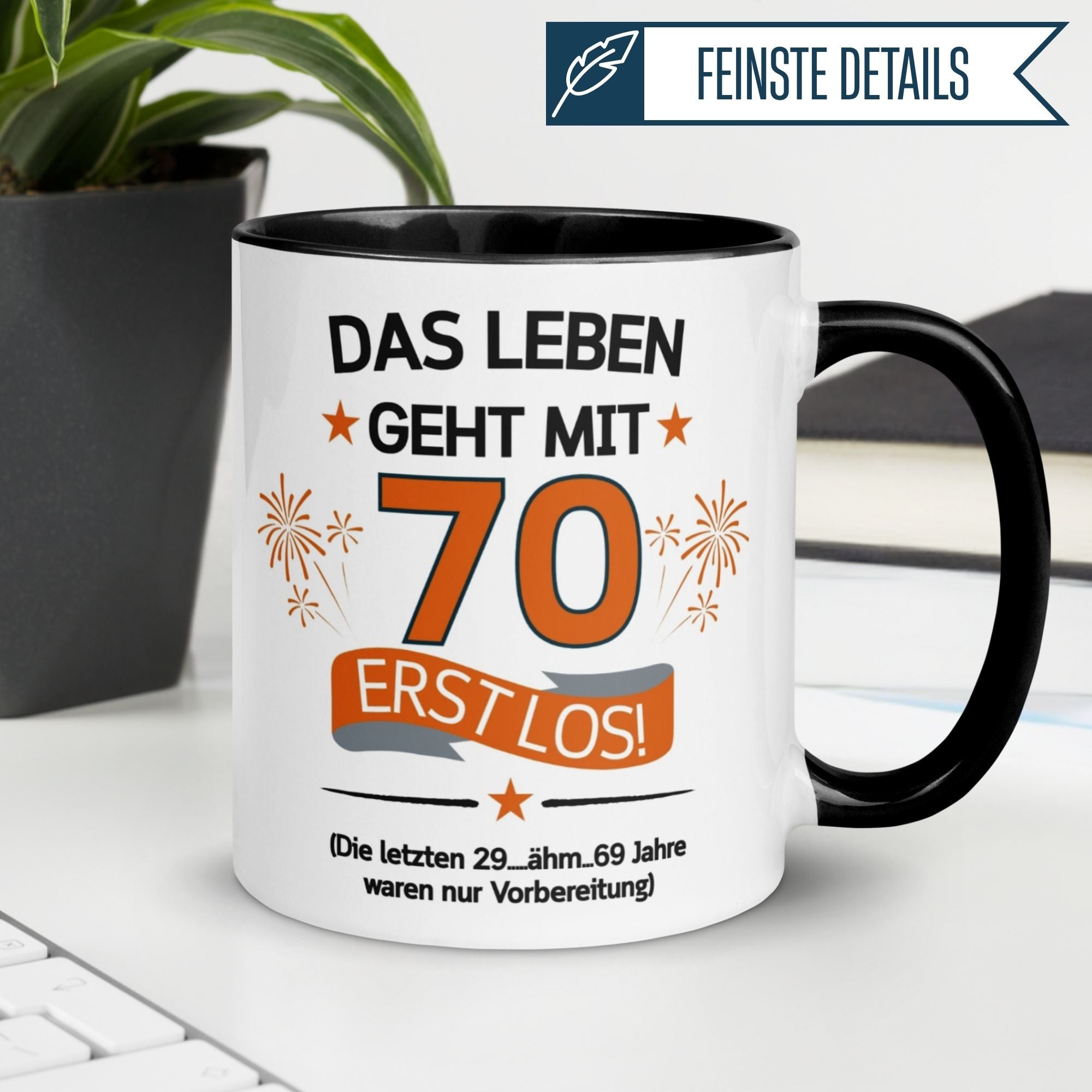 Momentals® Tasse für den 70. Geburtstag mit dem Spruch: 'Das Leben geht mit 70 erst los!' und buntem Feuerwerk.
