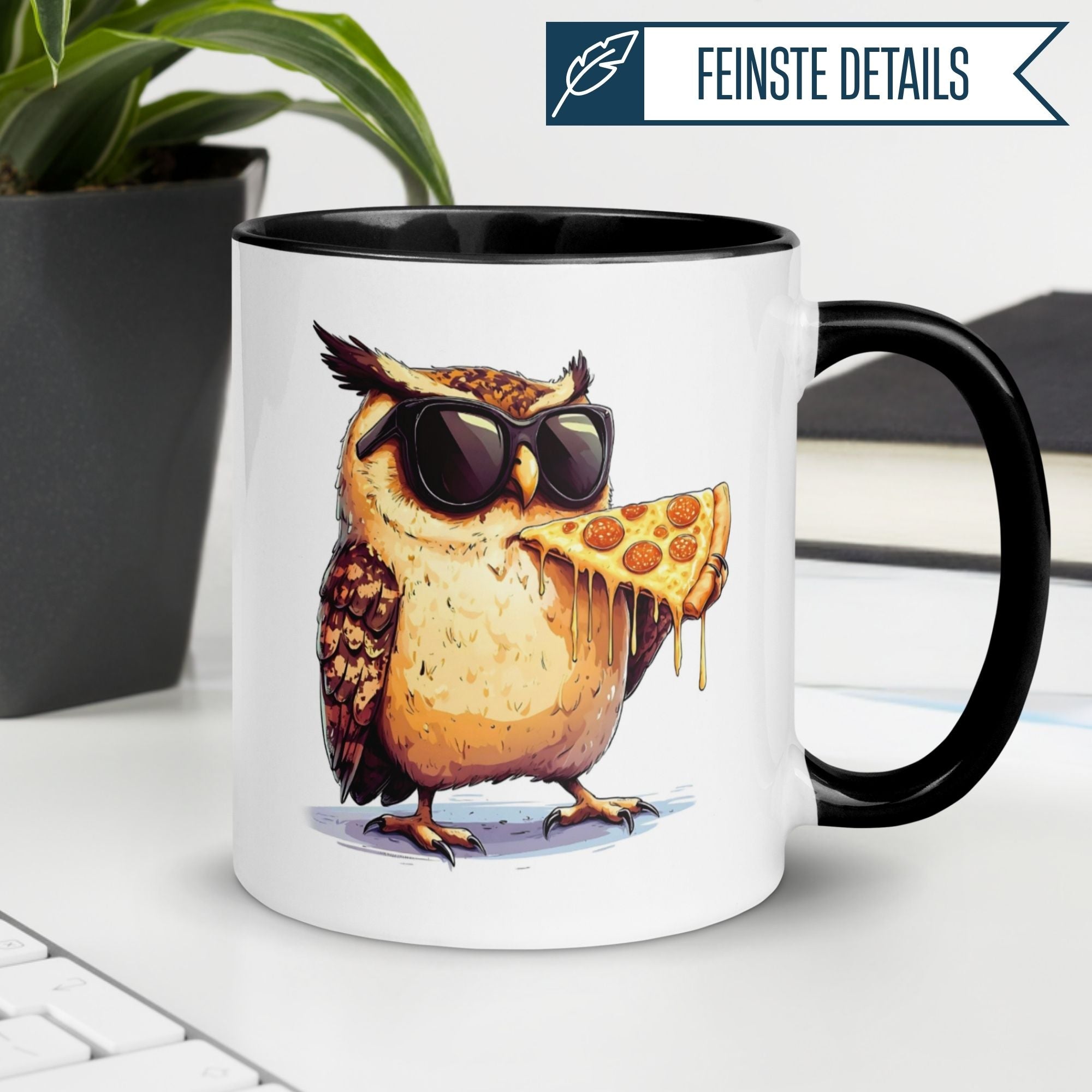 Momentals Tasse mit Eule in Sonnenbrille, die Pizza genießt – charmantes Design für Tierliebhaber.