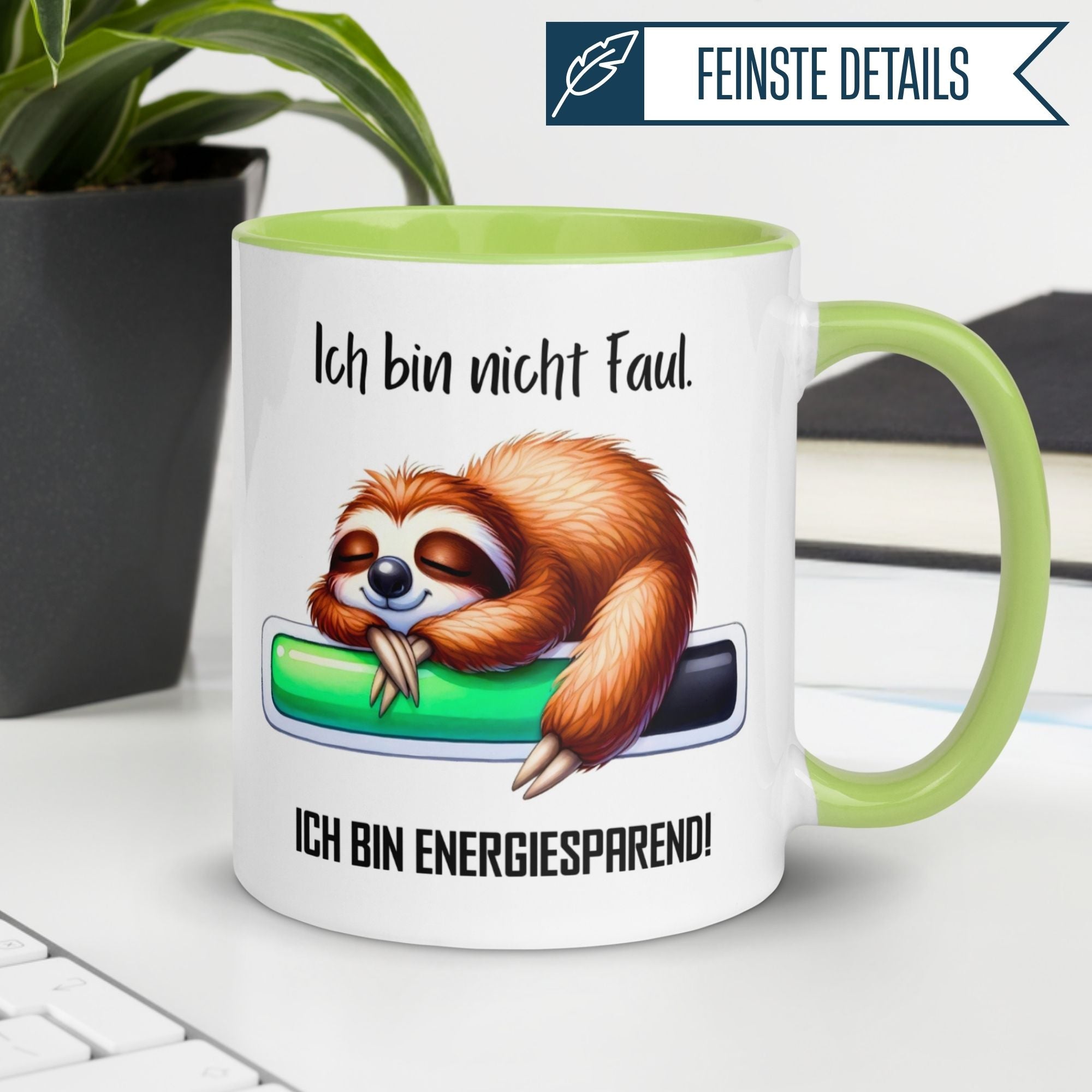 Momentals Tasse mit Faultier und Spruch "Ich bin energiesparend" in grün-weißer Farbe.