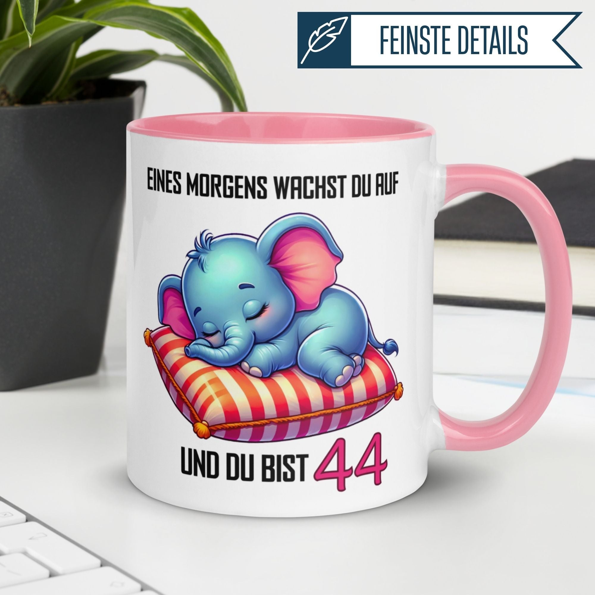 Momentals Tasse zum 44. Geburtstag mit schlafendem Elefanten und Spruch für Frauen.