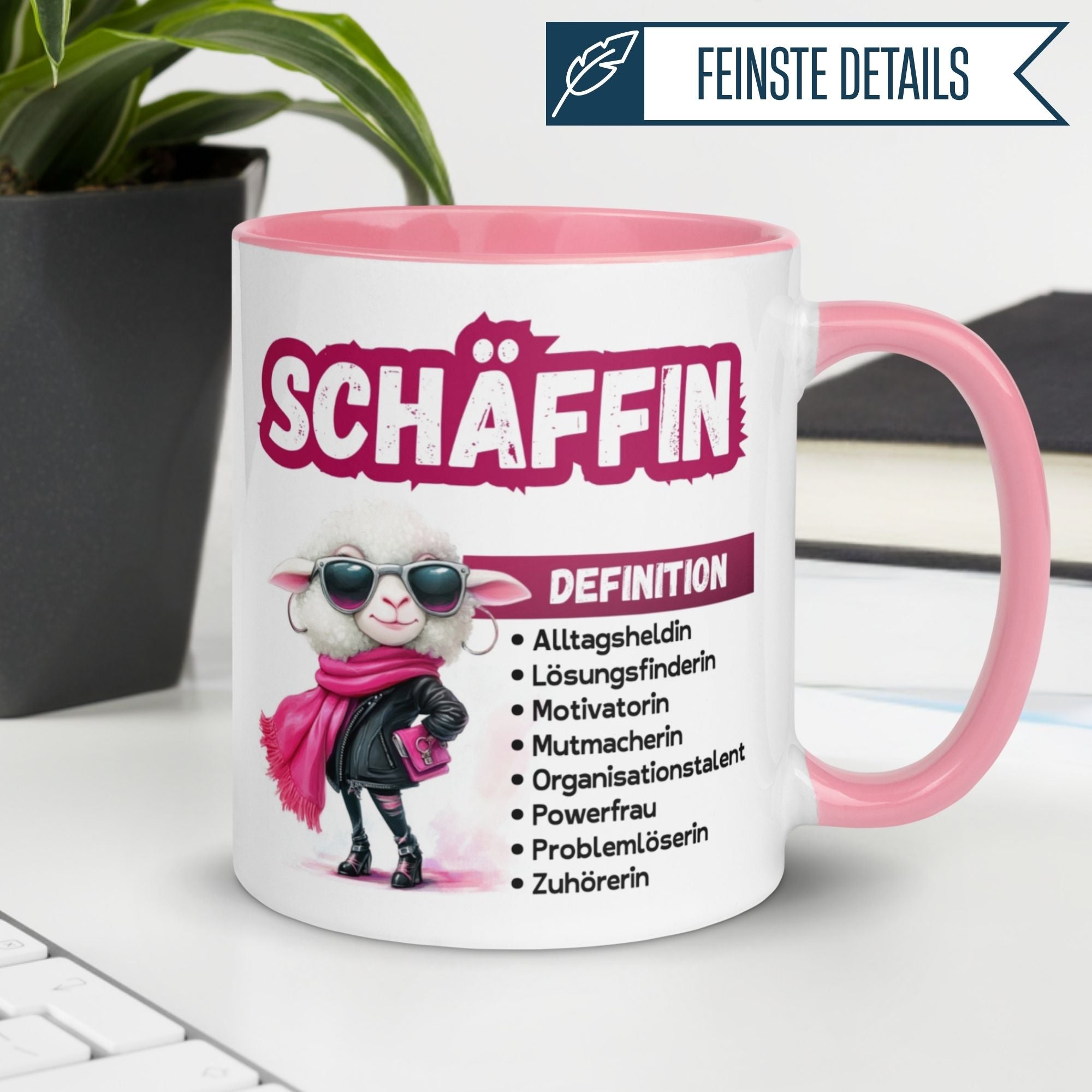Momentals Tasse Chefin mit Schaf-Motiv, humorvolle Definition für Führungskräfte, rosa Innenfarbe.