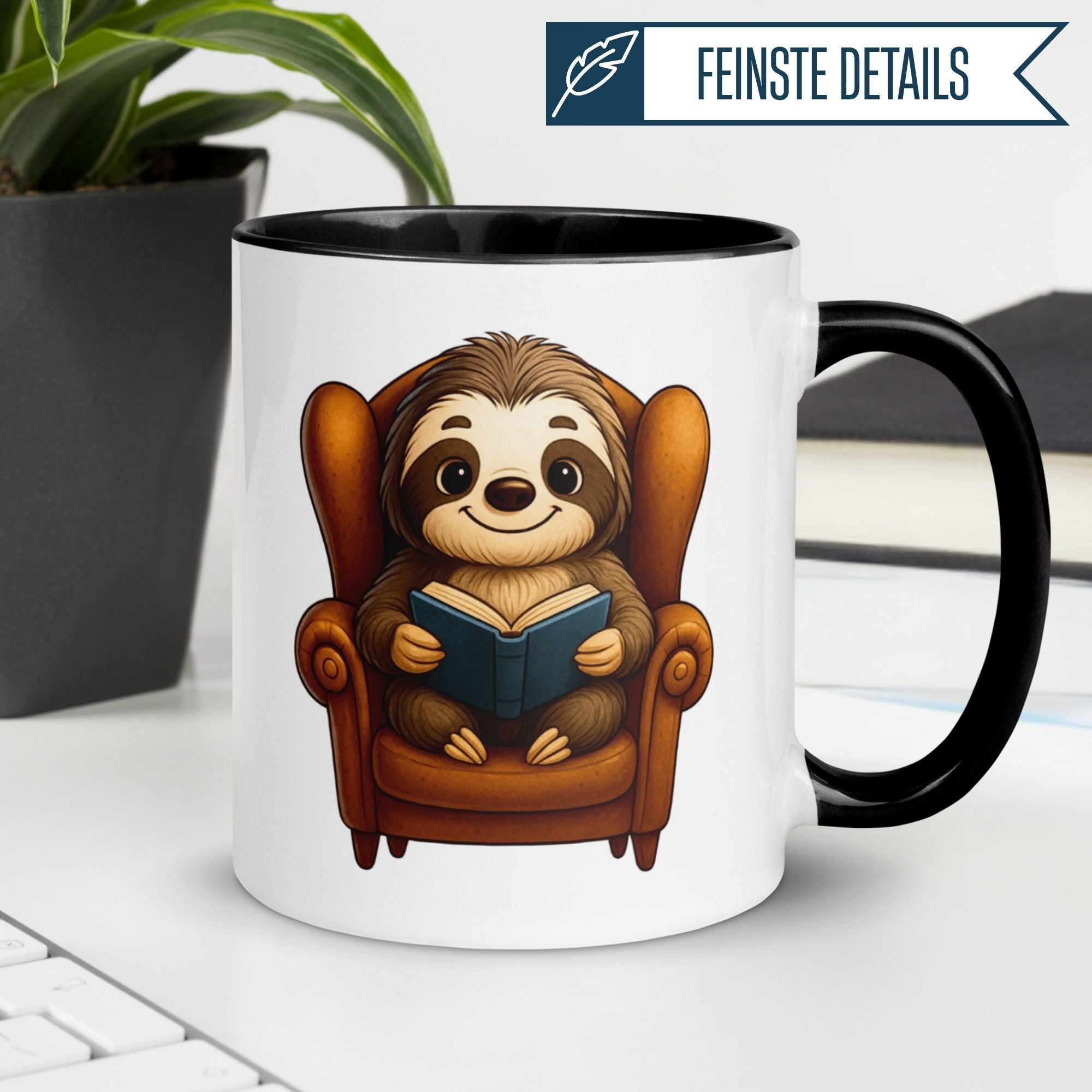 Momentals Tasse mit Faultier im Ohrensessel, charmante Leseratte beim Lesen, perfekt für Entspannung.