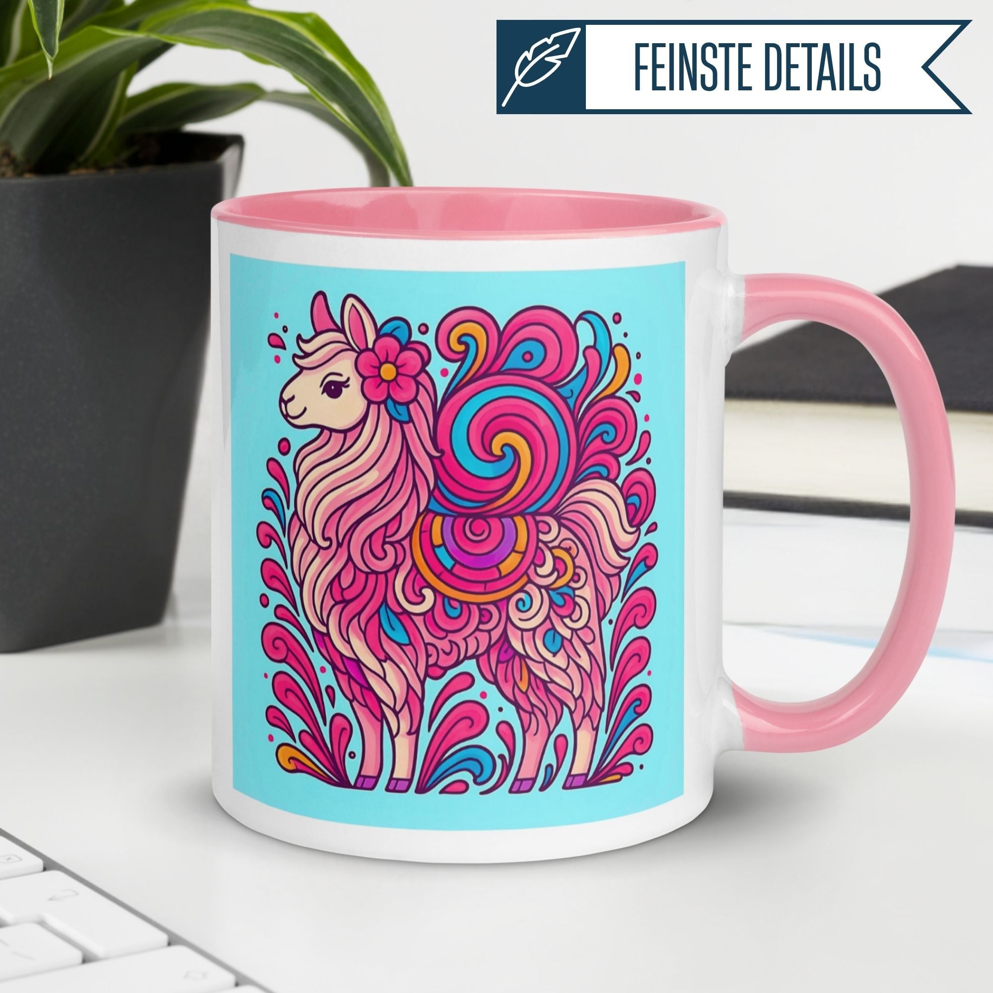 Bunte Momentals Tasse mit Lama-Motiv und psychedelischem Design auf pinguinfarbenem Hintergrund.