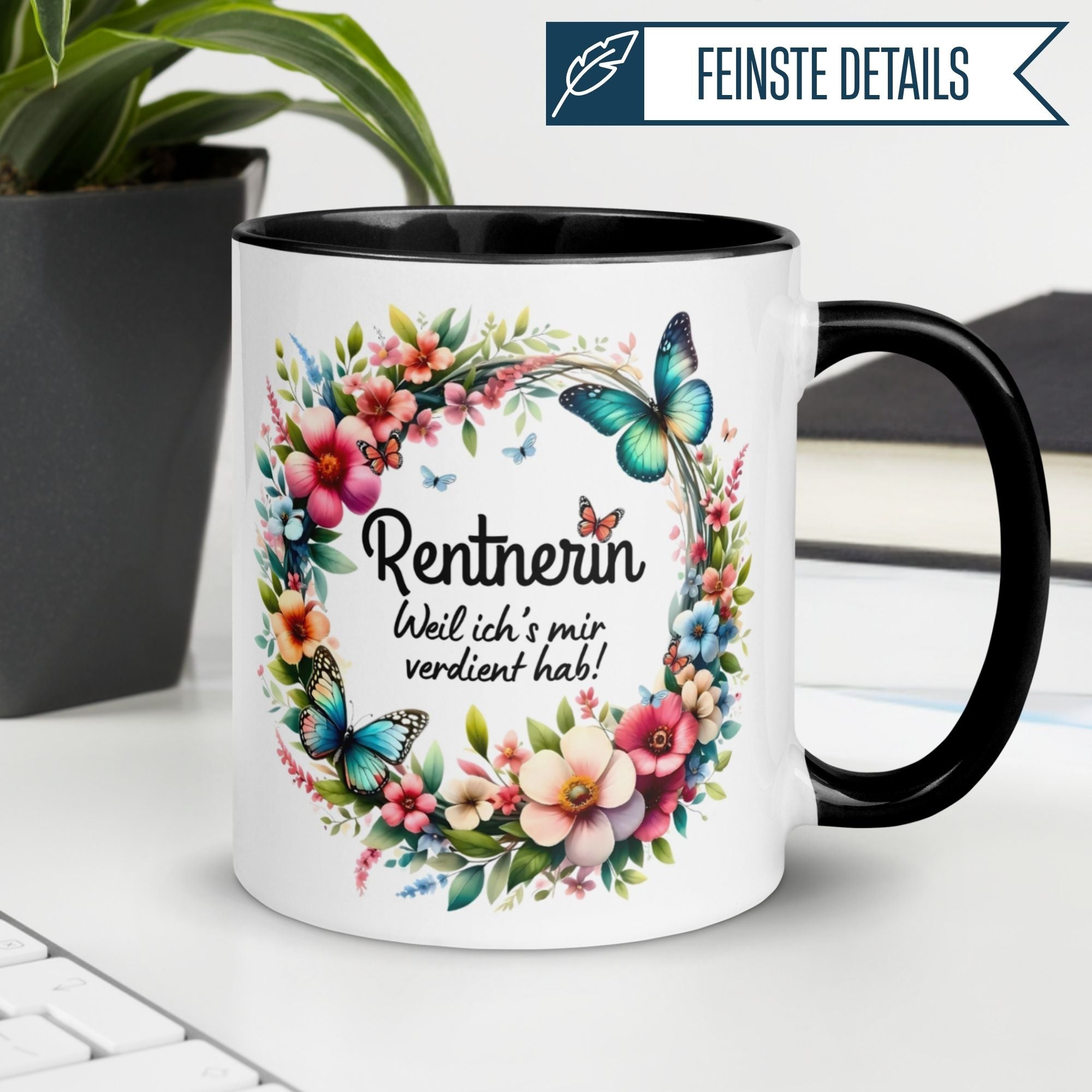 Momentals Tasse für Rentnerinnen mit blumigem Kranz und Schmetterlingen, ideal zum Renteneintritt.
