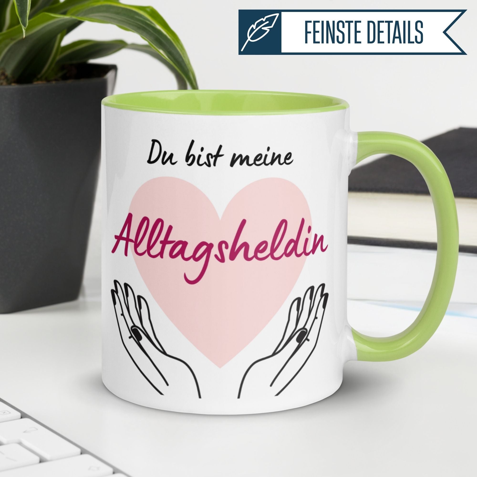 Momentals Tasse mit Herz und Spruch "Du bist meine Alltagsheldin" für Kolleginnen, symbolisiert Wertschätzung und Dankbarkeit.