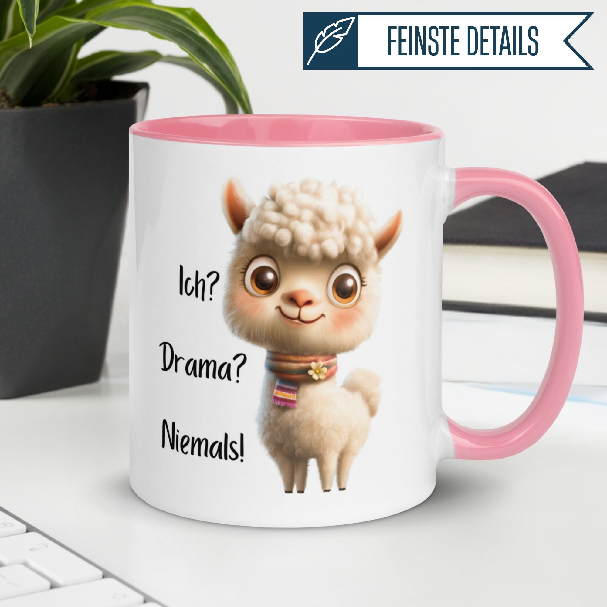 Momentals Tasse mit Alpaka-Design und Spruch "Ich? Drama? Niemals!" für tierliebe Kaffeegenießer.