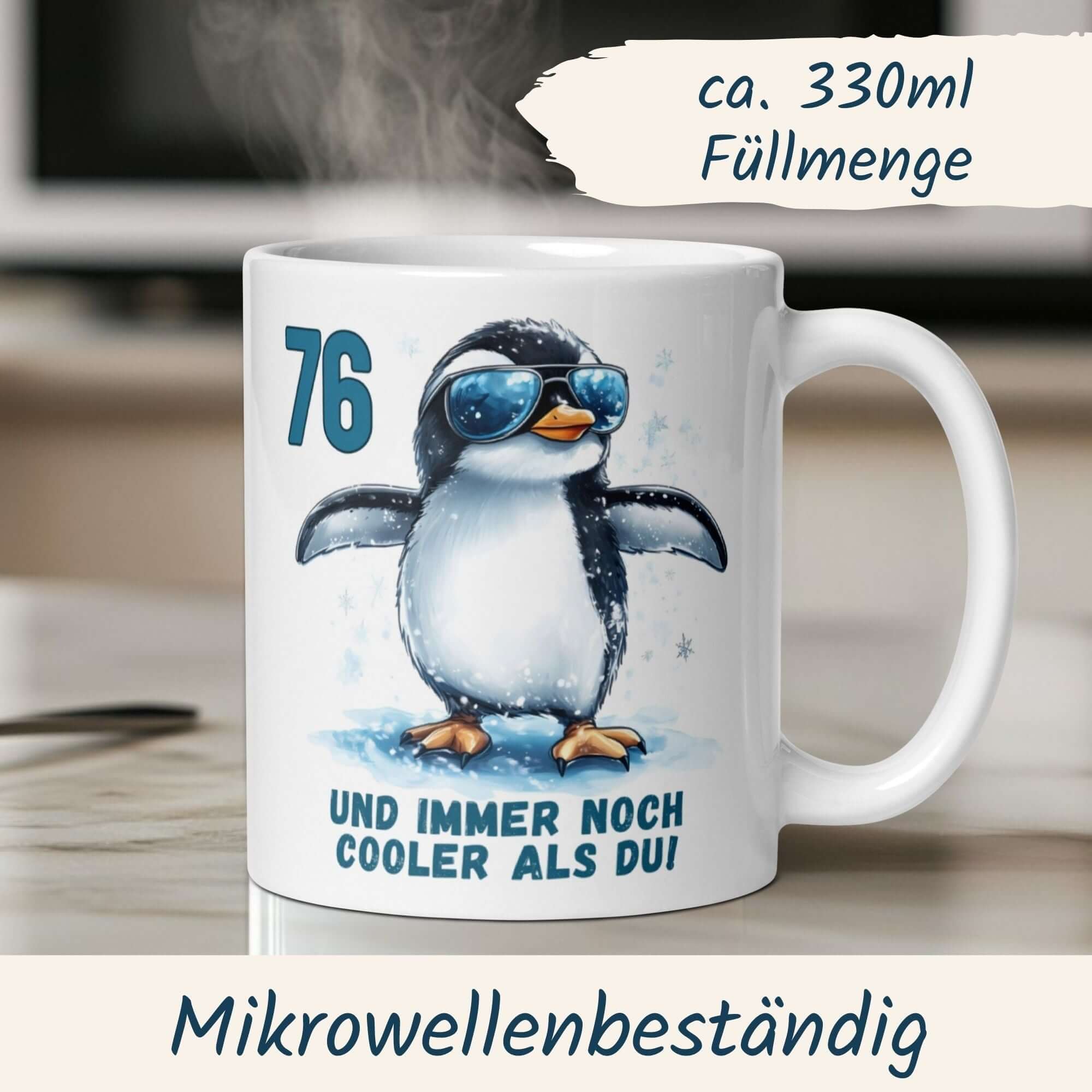 Witzige Tasse zum 76. Geburtstag mit Pinguin und Spruch "Cooler als du" für lustige Geschenkideen.