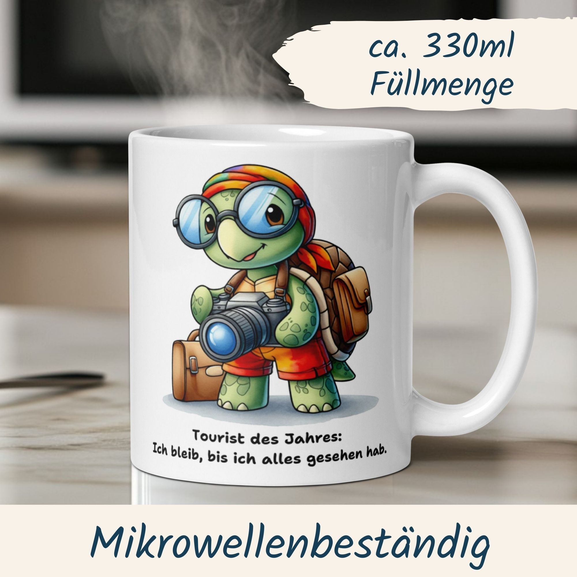 Kaffeetasse Schildkröte mit Spruch 'Tourist des Jahres' und Kamera, ideal für Reisefans.