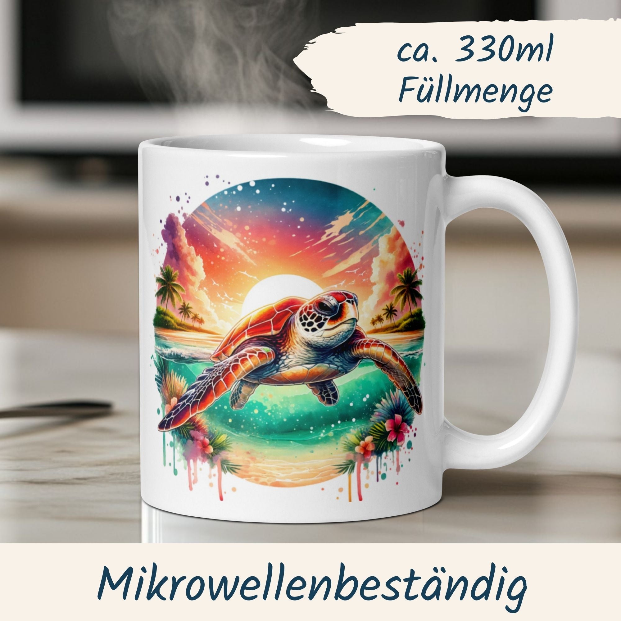 Bunte Tasse mit Schildkröte vor einem Sonnenuntergang und Palmen, ideal für Strandliebhaber und Urlaubsfeeling.