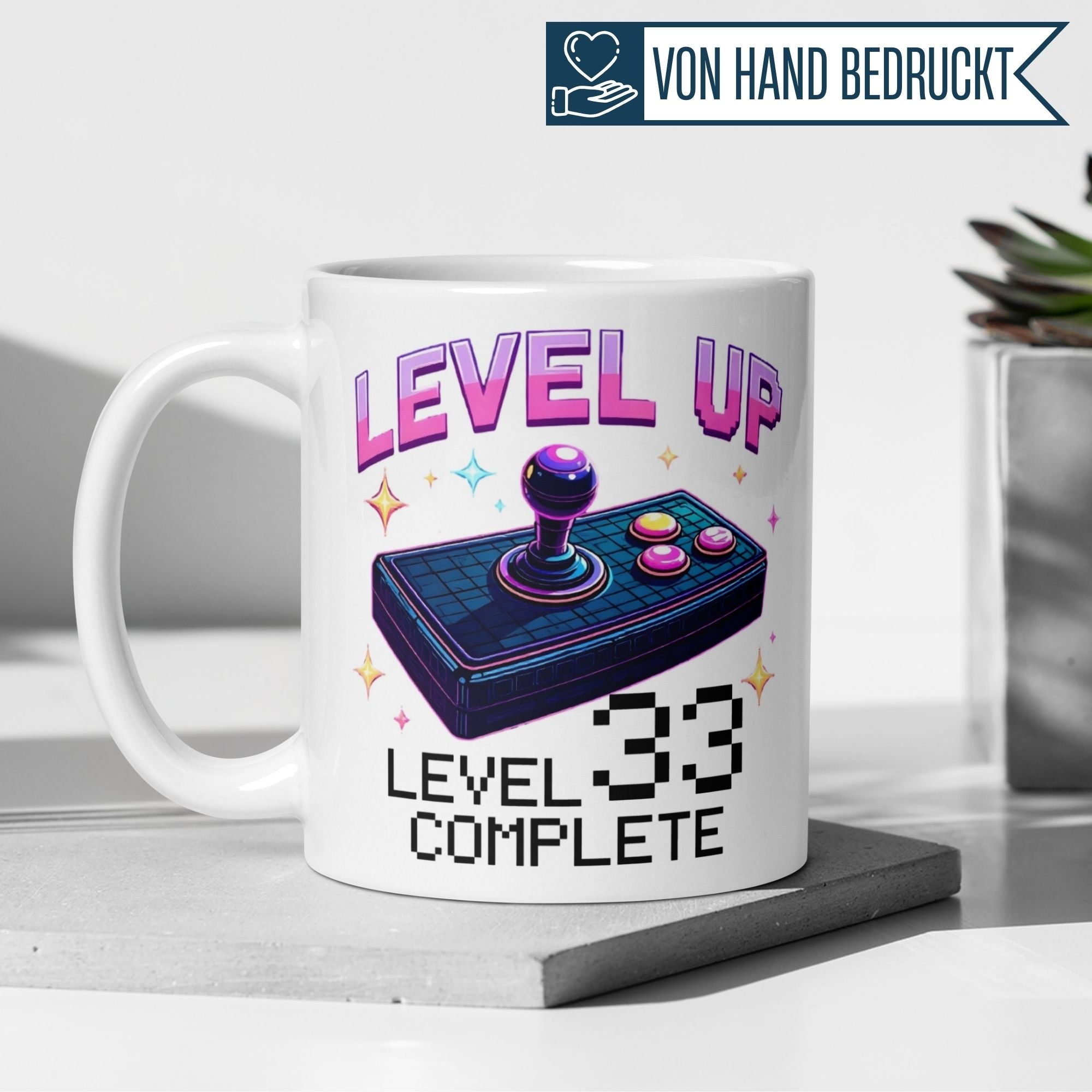 Momentals® Geburtstagstasse mit Spielkonsole-Design für Level 33, perfektes Geschenk für Gamer.
