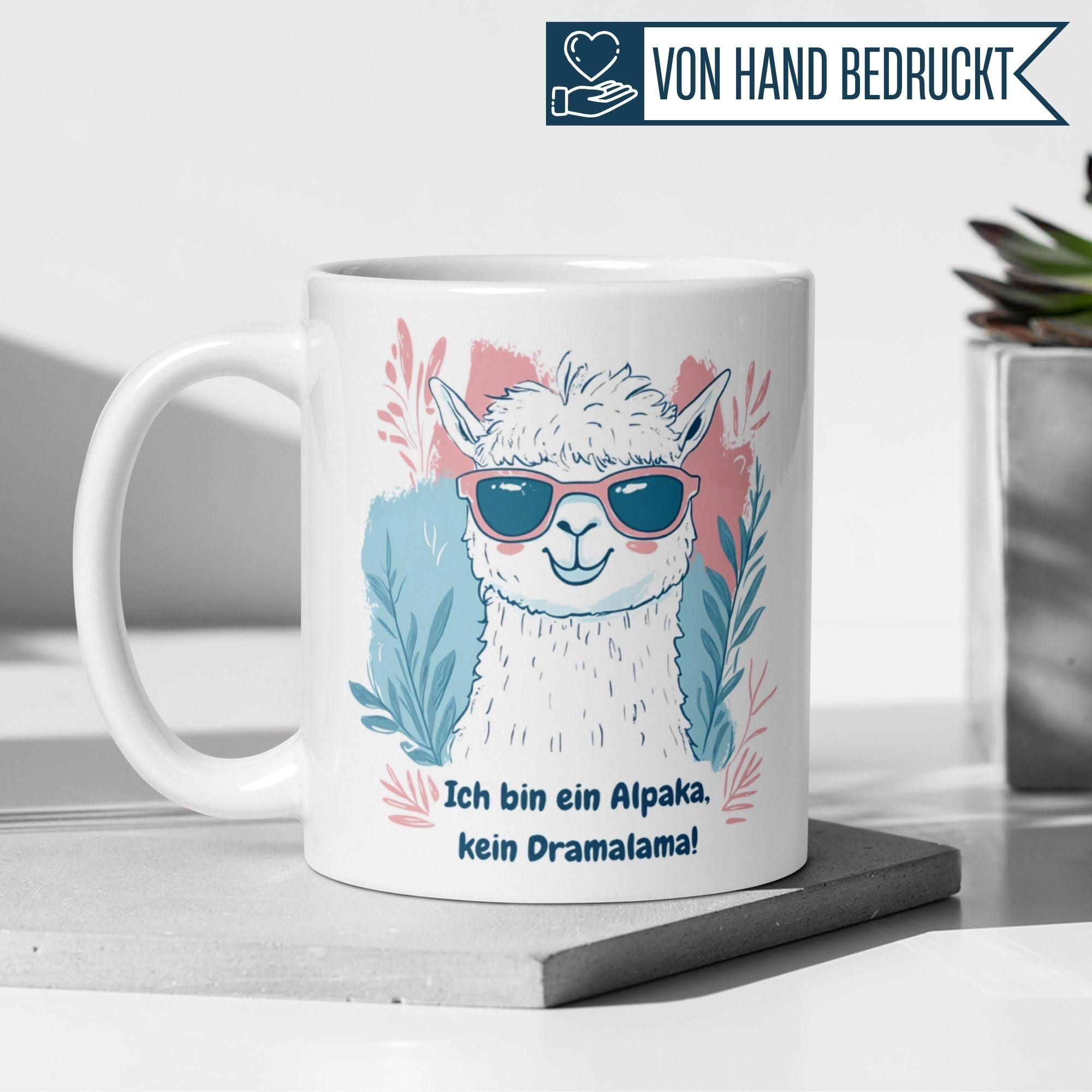 Momentals Tasse mit witzigem Alpaka in Sonnenbrille und Spruch: 'Ich bin ein Alpaka, kein Dramalama!'
