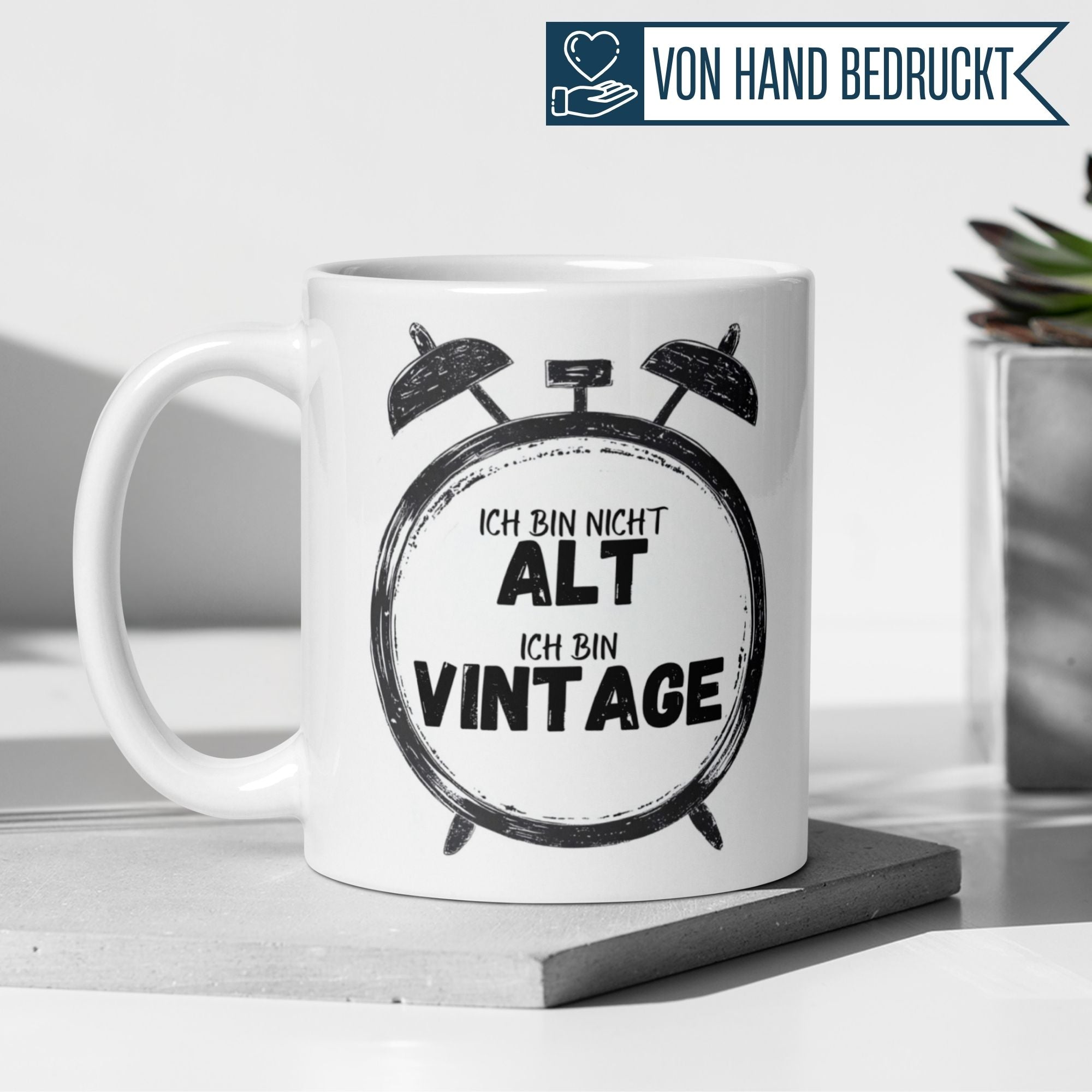 Elegante Tasse mit Spruch "Ich bin nicht alt, ich bin Vintage" im Retro-Stil, ideal für Geschenke.