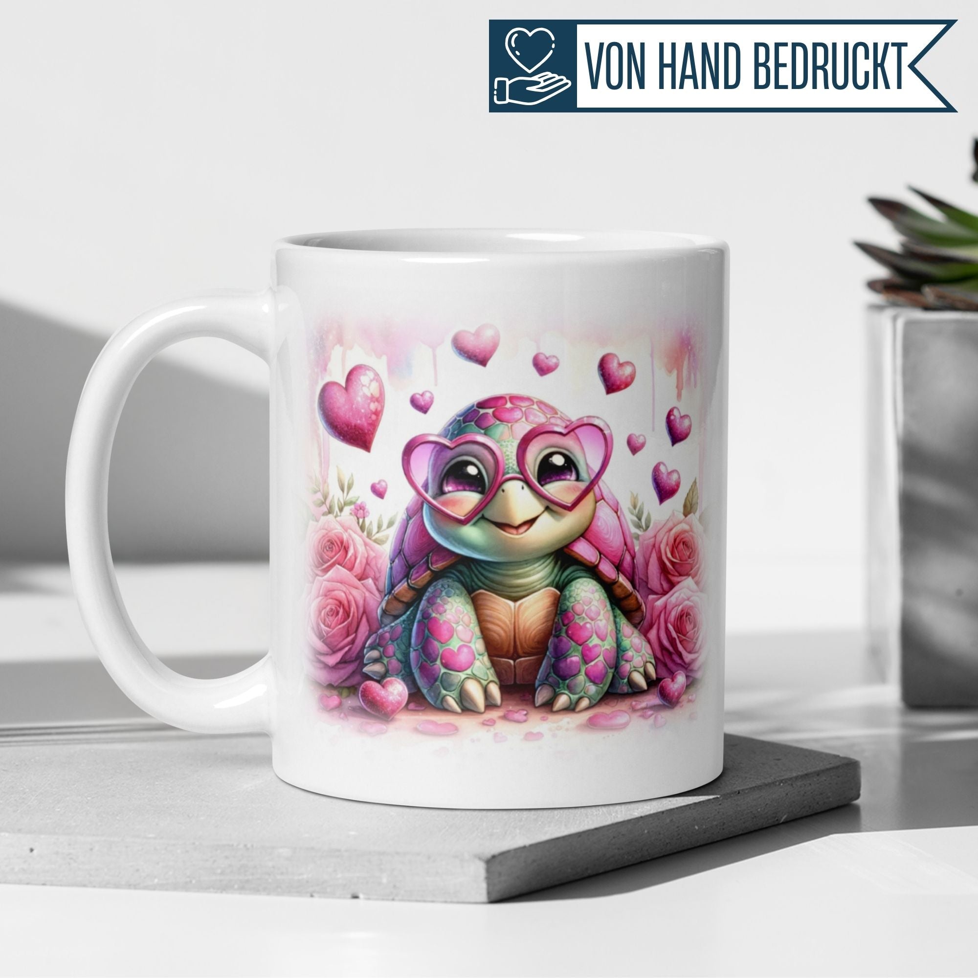 Momentals Tasse mit lustiger Schildkröte in Herzbrille, rosa Rosen und Herzchen für Verliebte.