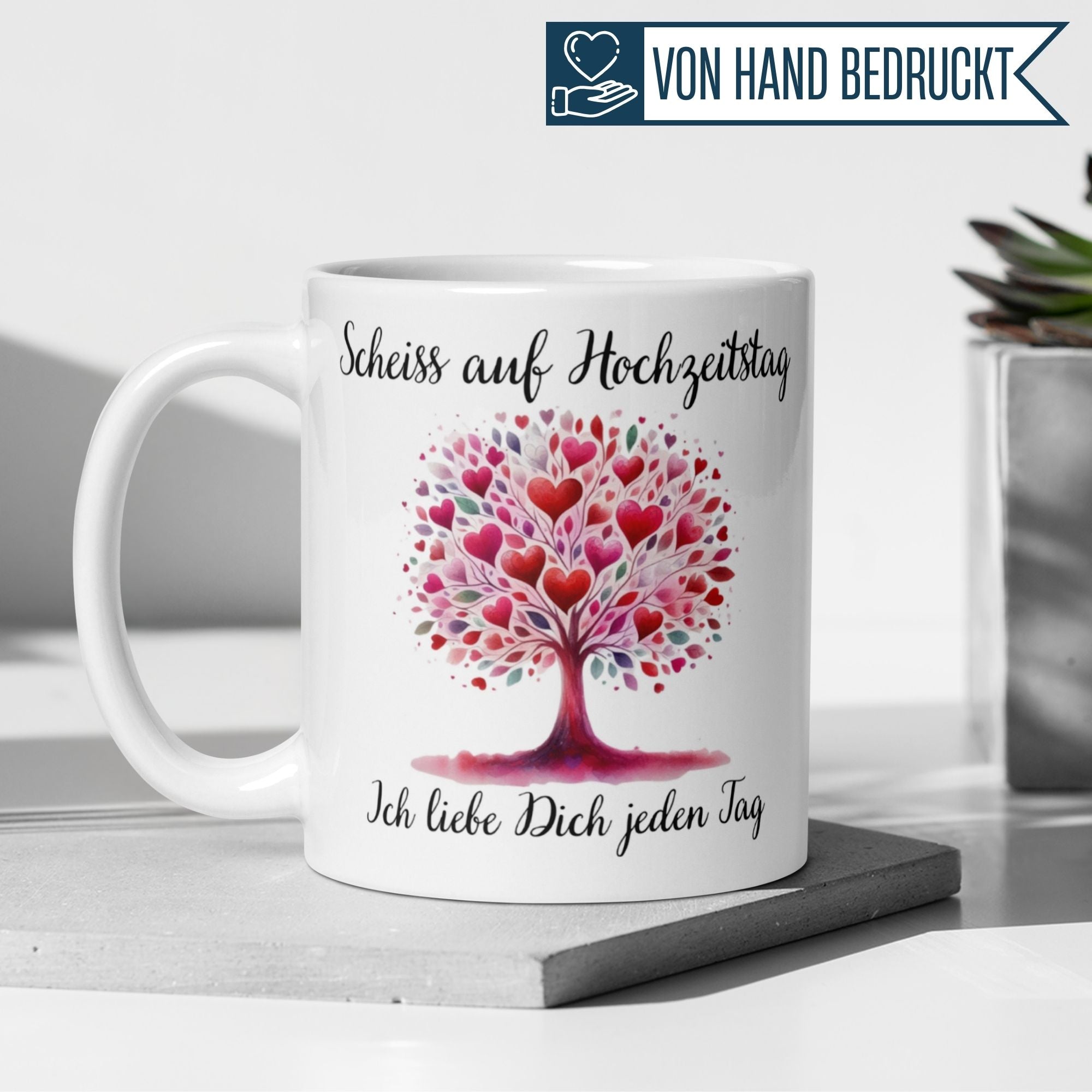 Bunte Momentals® Tasse mit Herzbaum und frechem Spruch für romantische Gesten im Alltag.