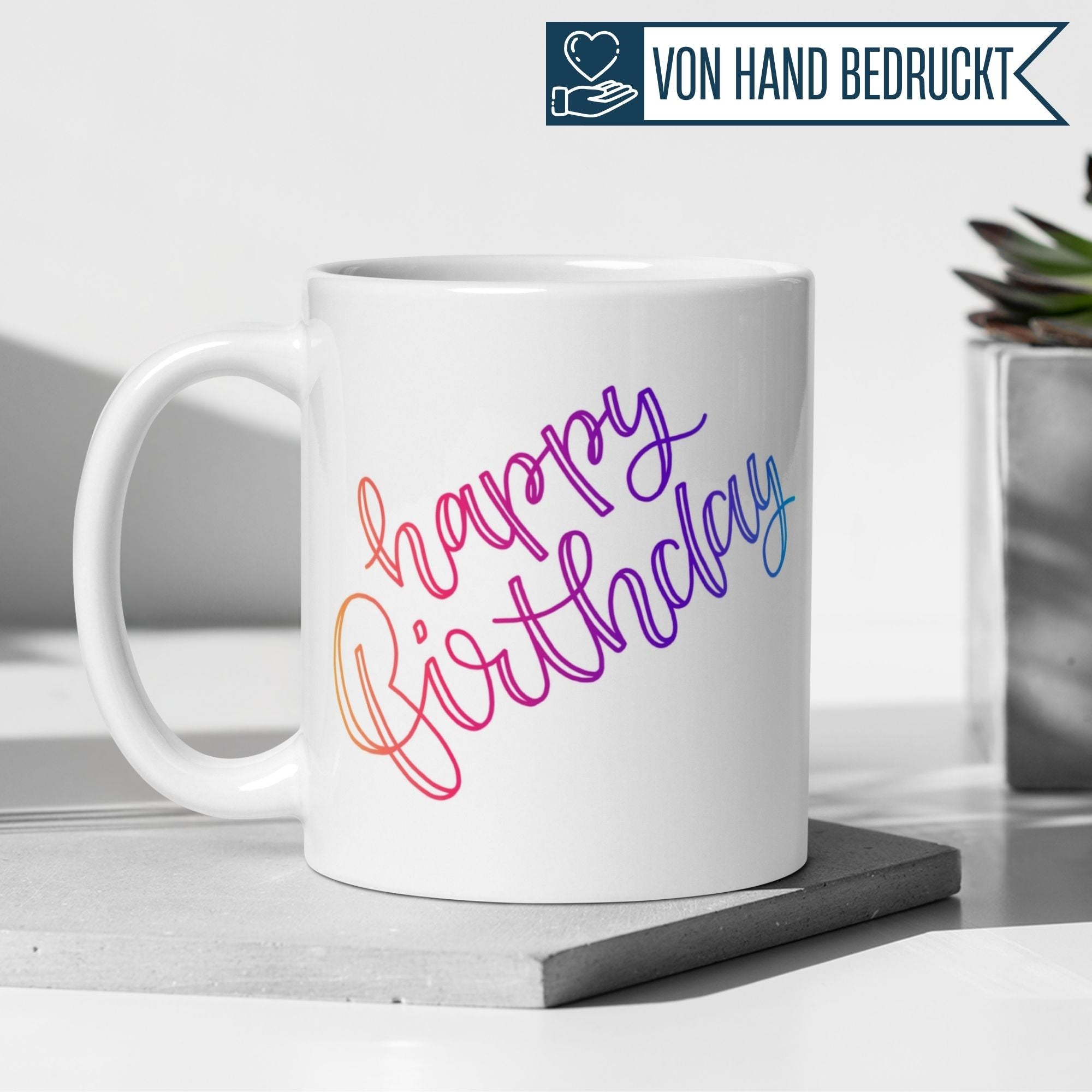 Momentals® Happy Birthday Tasse mit buntem Farbverlauf auf weißem Hintergrund.