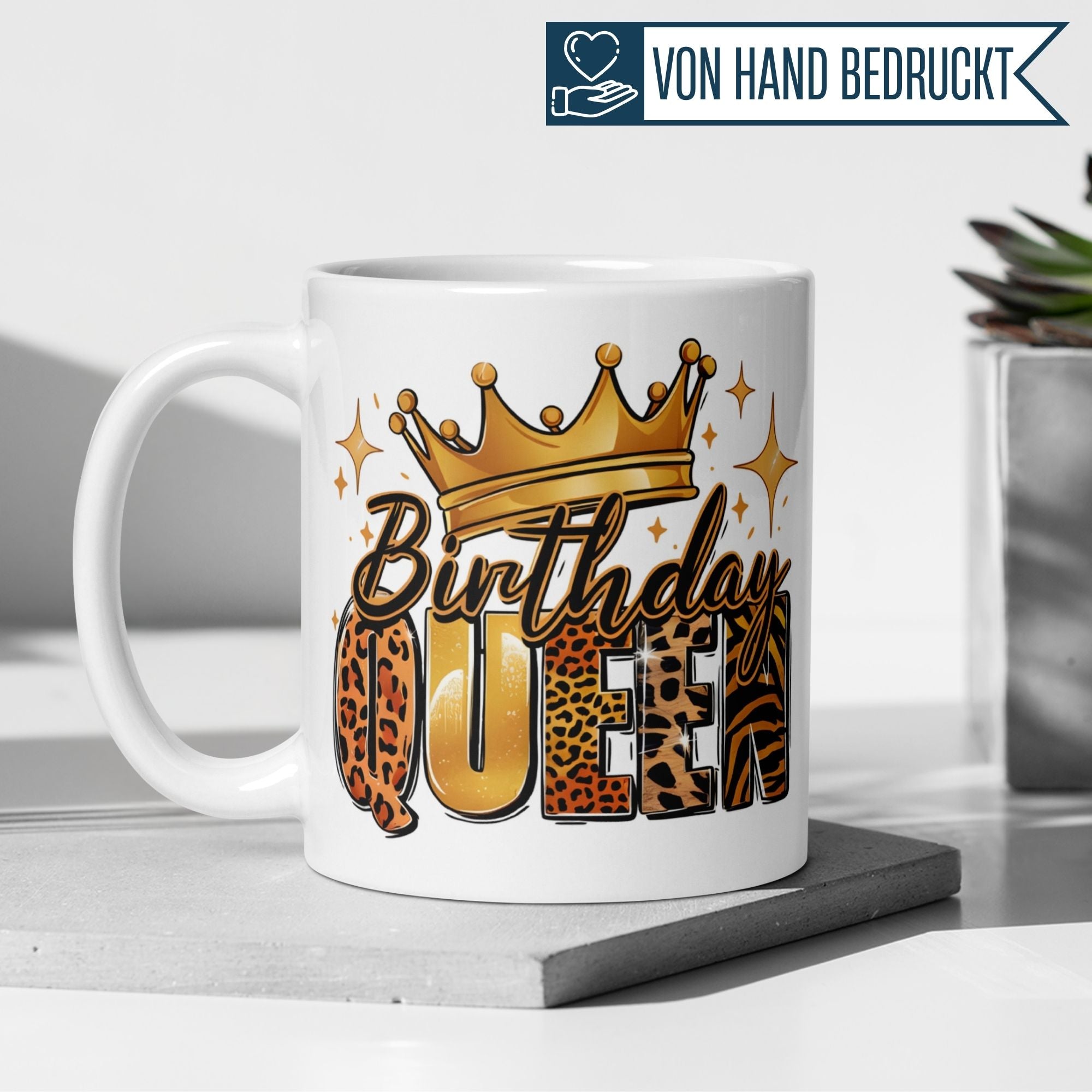 Momentals® Tasse für die Geburtstag Queen mit Krone und Animalprint-Design, perfekt für den besonderen Tag.